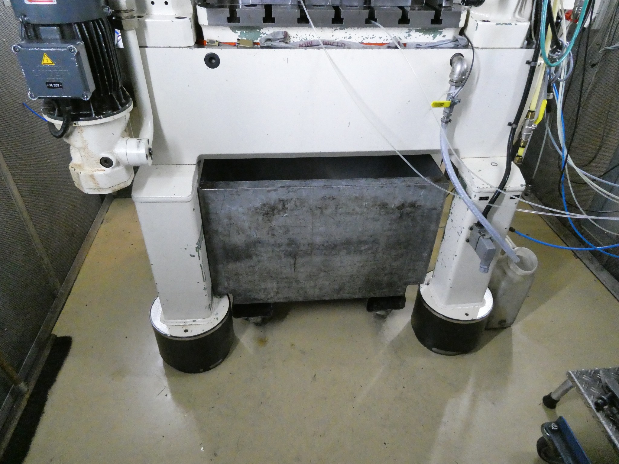 2 spletni dražbi orodja, izsekovalnih strojev in perifernih naprav-23