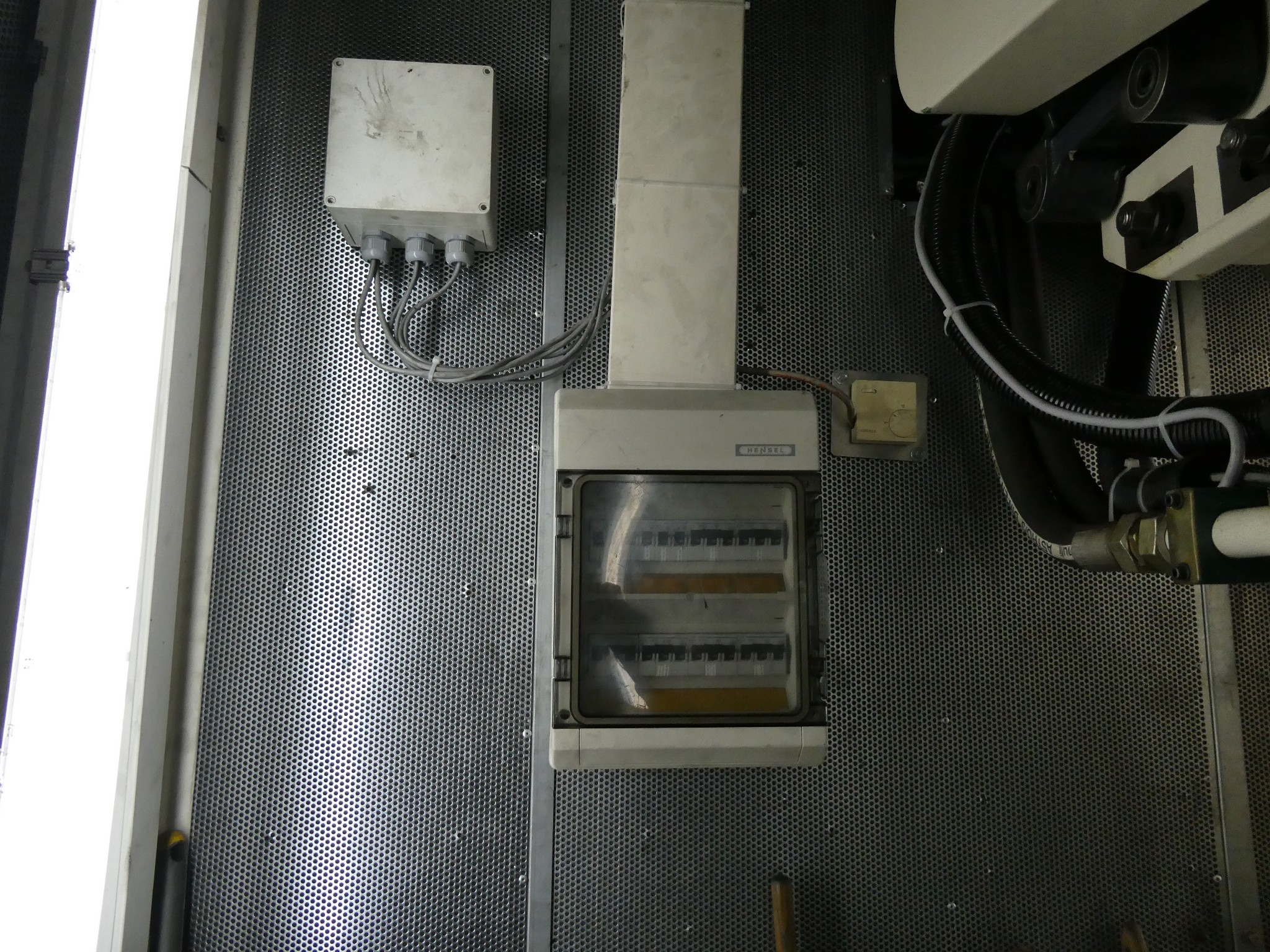 2 spletni dražbi orodja, izsekovalnih strojev in perifernih naprav-24