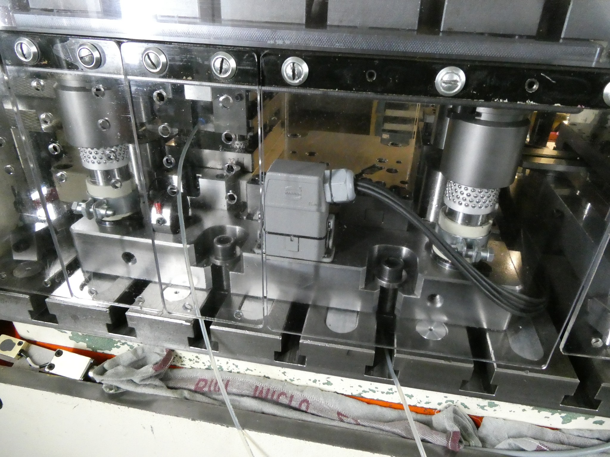 2 spletni dražbi orodja, izsekovalnih strojev in perifernih naprav-26