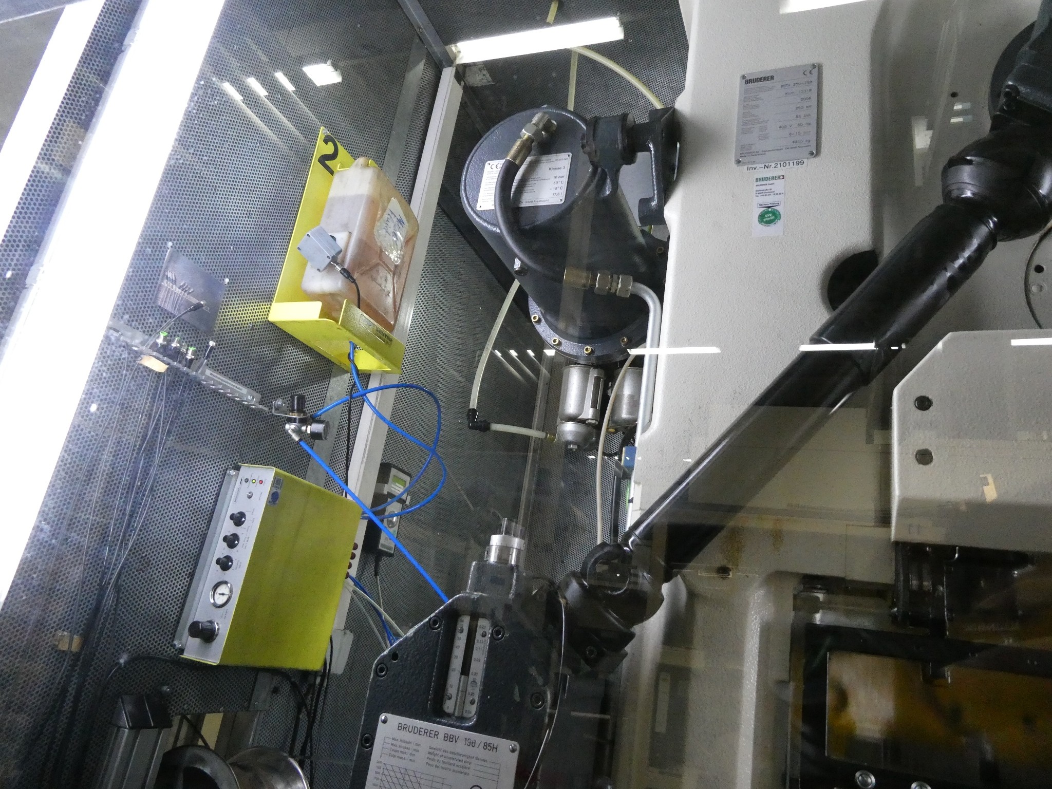 2 spletni dražbi orodja, izsekovalnih strojev in perifernih naprav-10