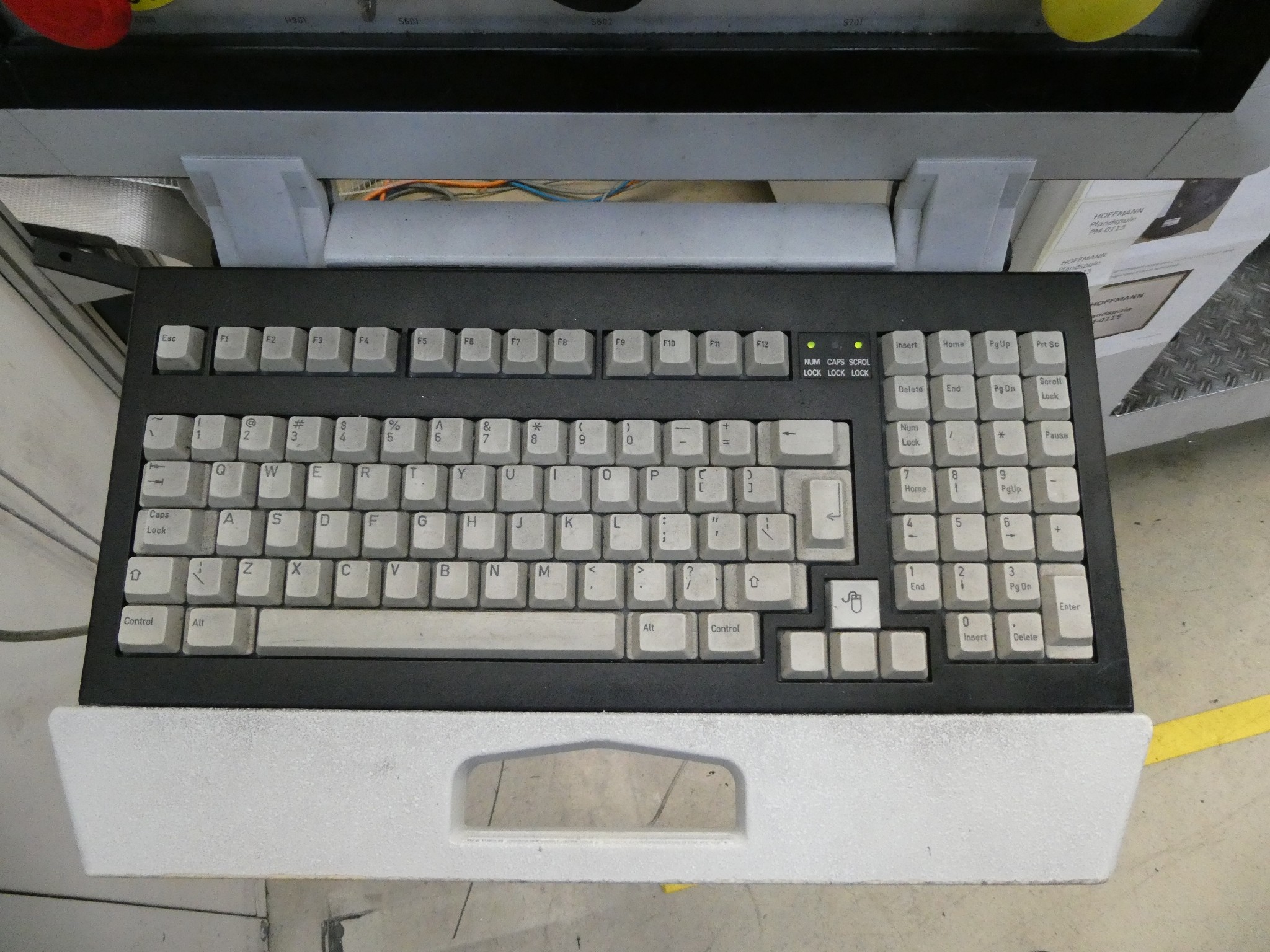 2 spletni dražbi orodja, izsekovalnih strojev in perifernih naprav-16