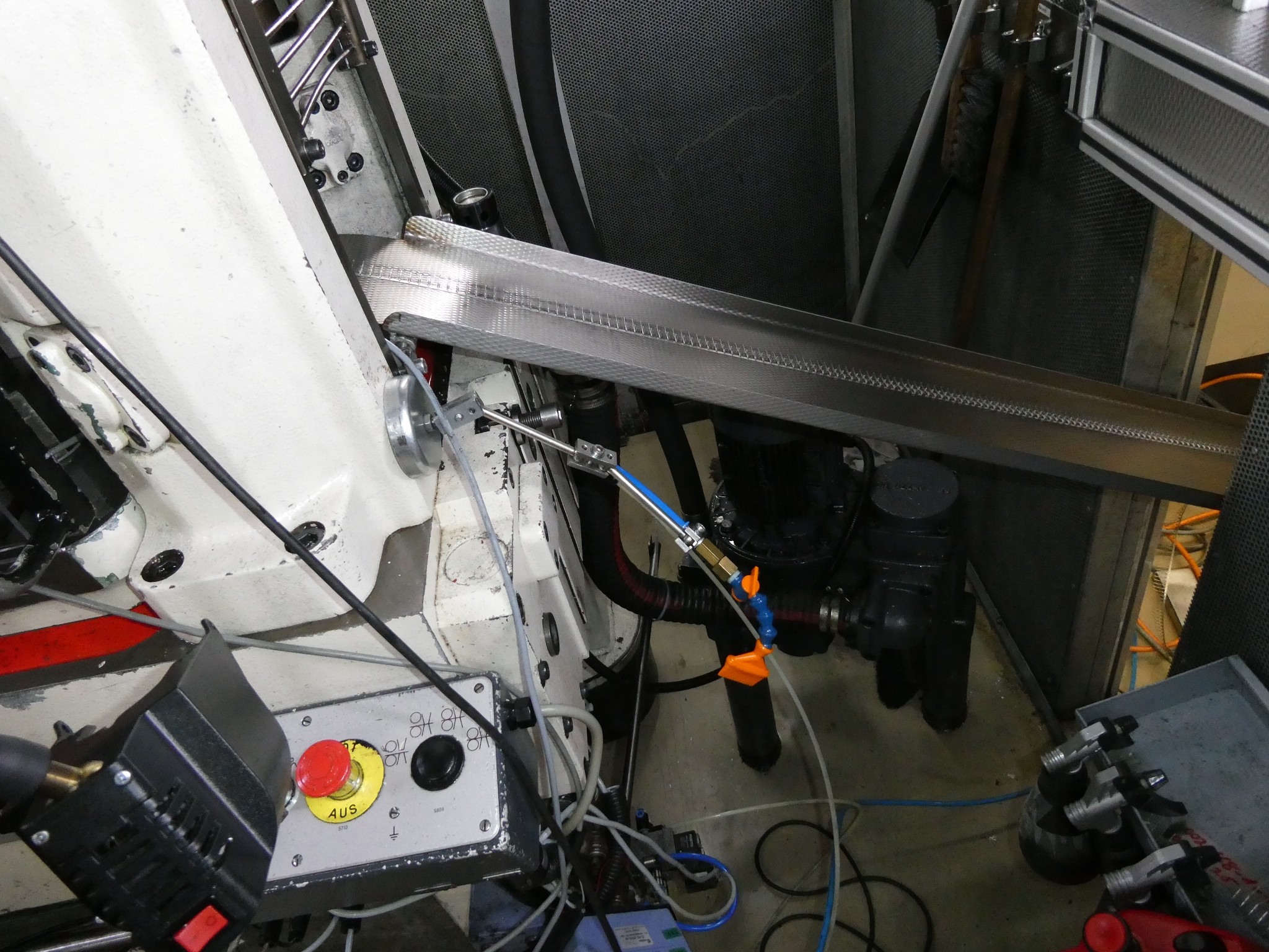 2 spletni dražbi orodja, izsekovalnih strojev in perifernih naprav-23