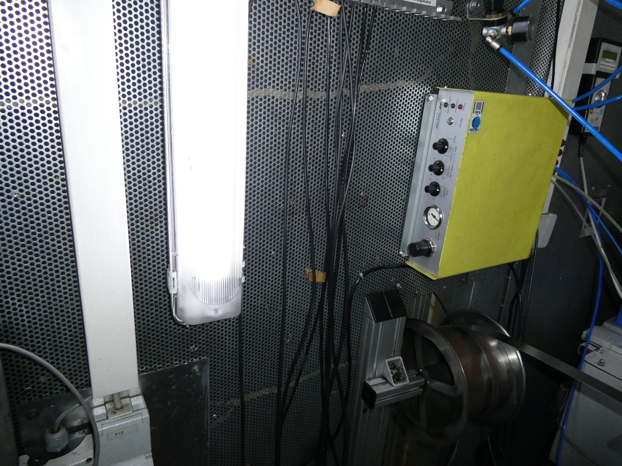 2 spletni dražbi orodja, izsekovalnih strojev in perifernih naprav-24