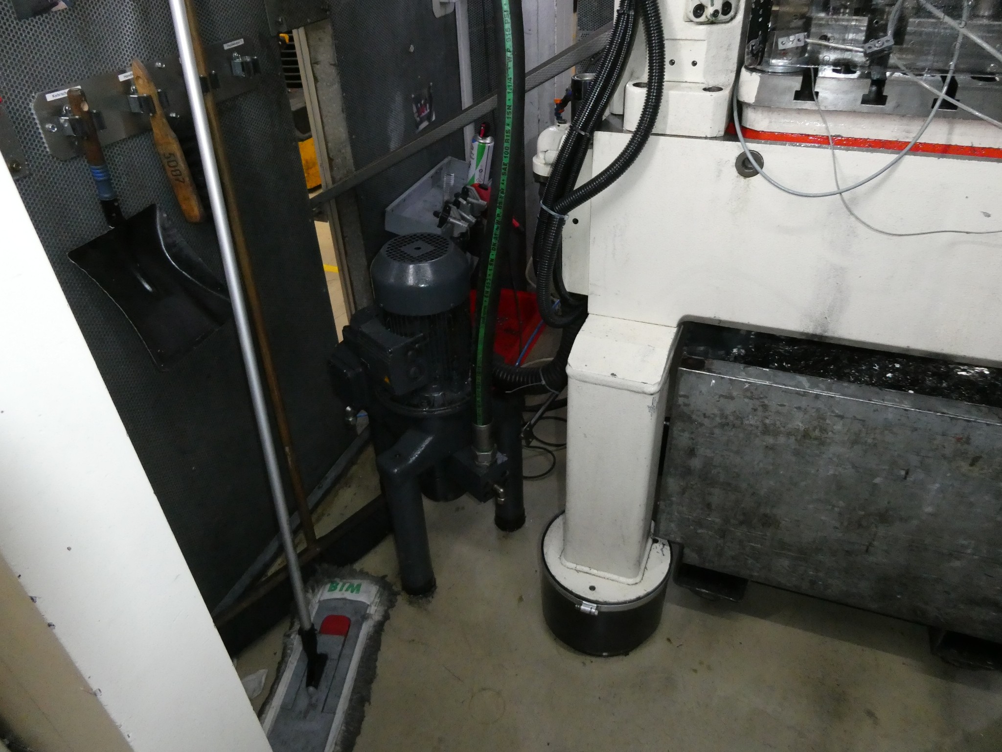 2 spletni dražbi orodja, izsekovalnih strojev in perifernih naprav-32