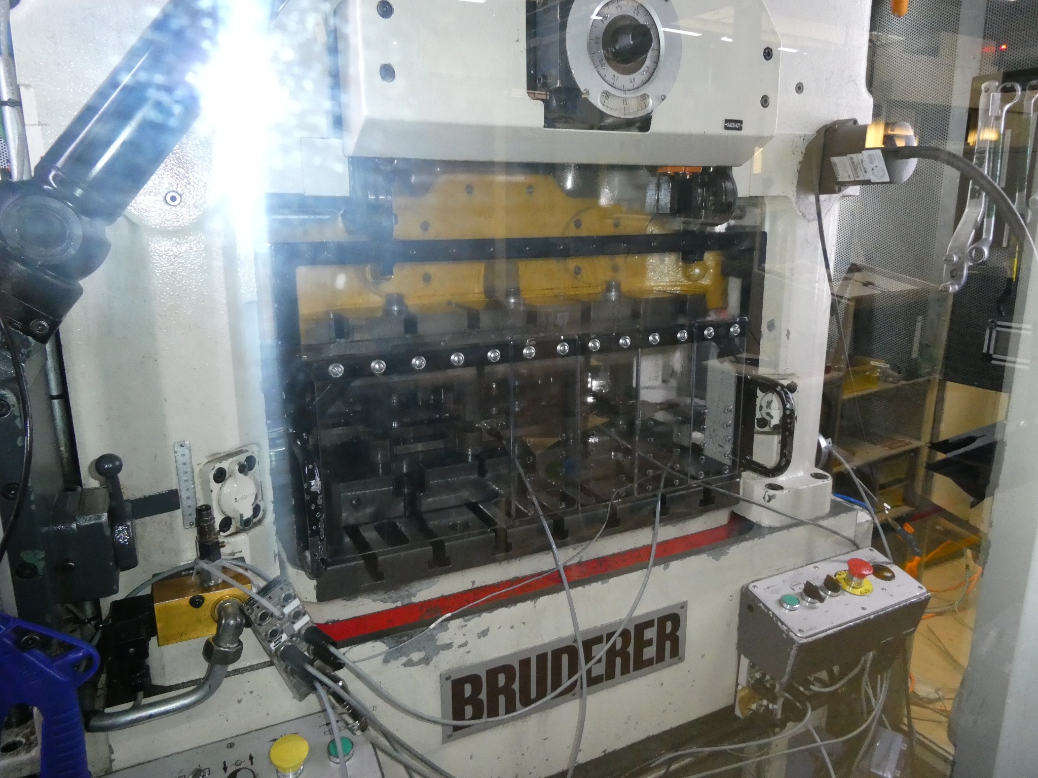 2 spletni dražbi orodja, izsekovalnih strojev in perifernih naprav-4