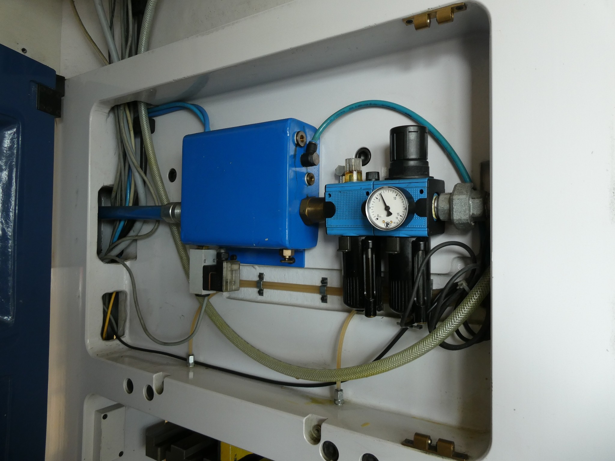 2 aukcje internetowe narzędzi, wykrawarek i urządzeń peryferyjnych-13