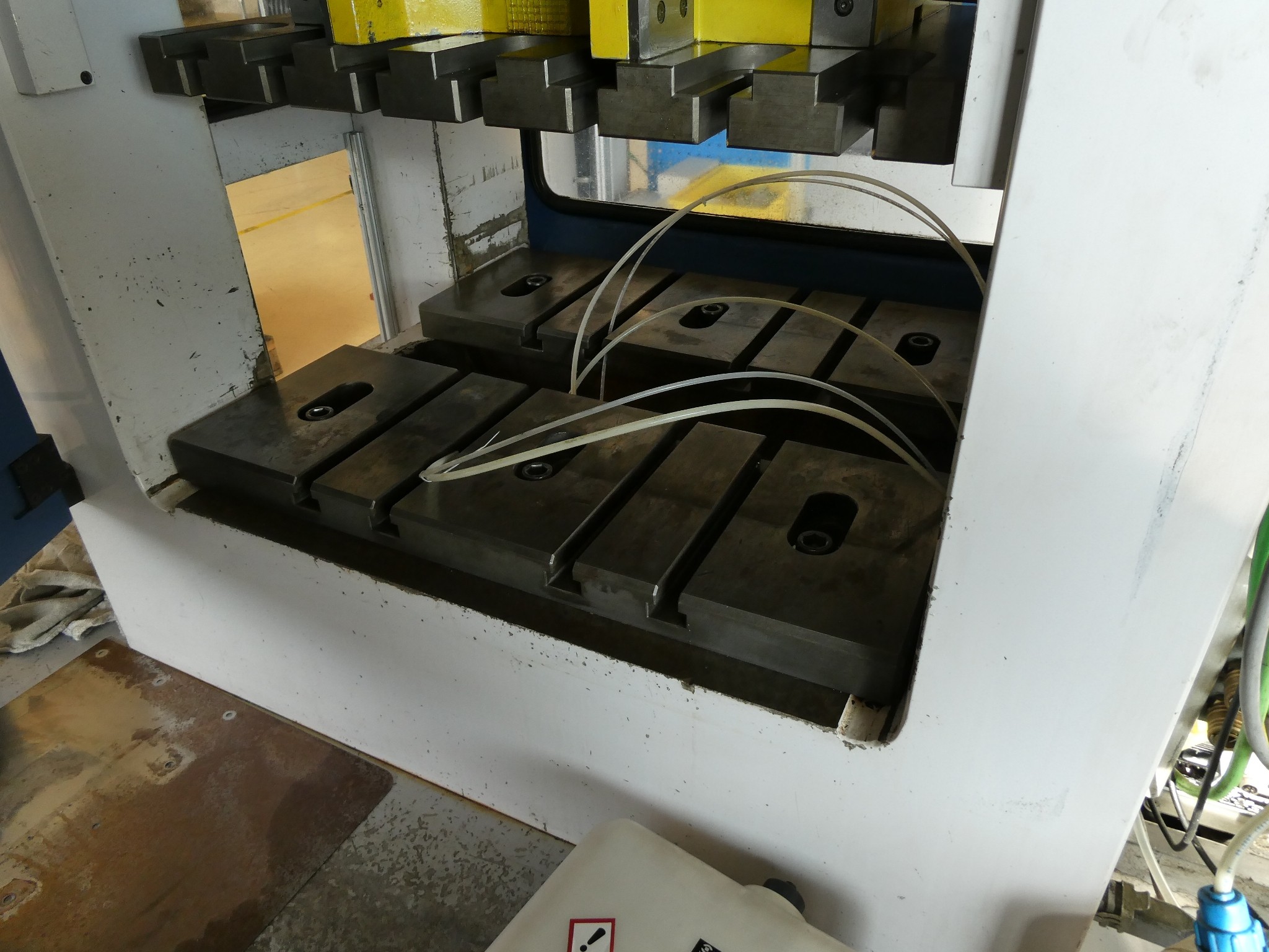 2 aukcje internetowe narzędzi, wykrawarek i urządzeń peryferyjnych-14