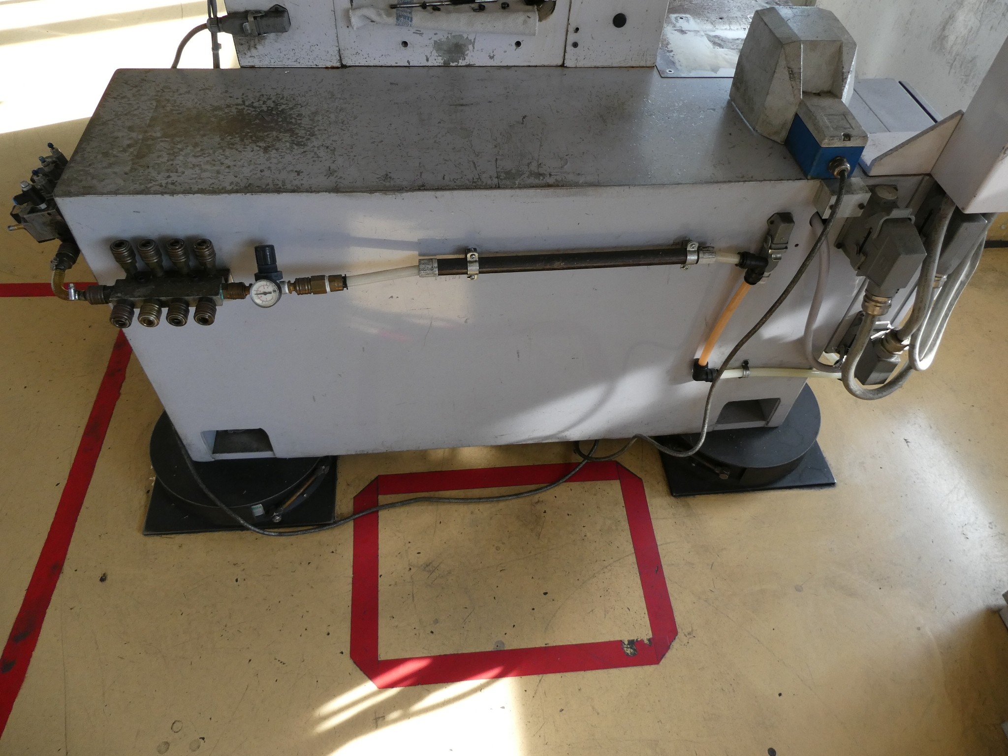 2 aukcje internetowe narzędzi, wykrawarek i urządzeń peryferyjnych-17