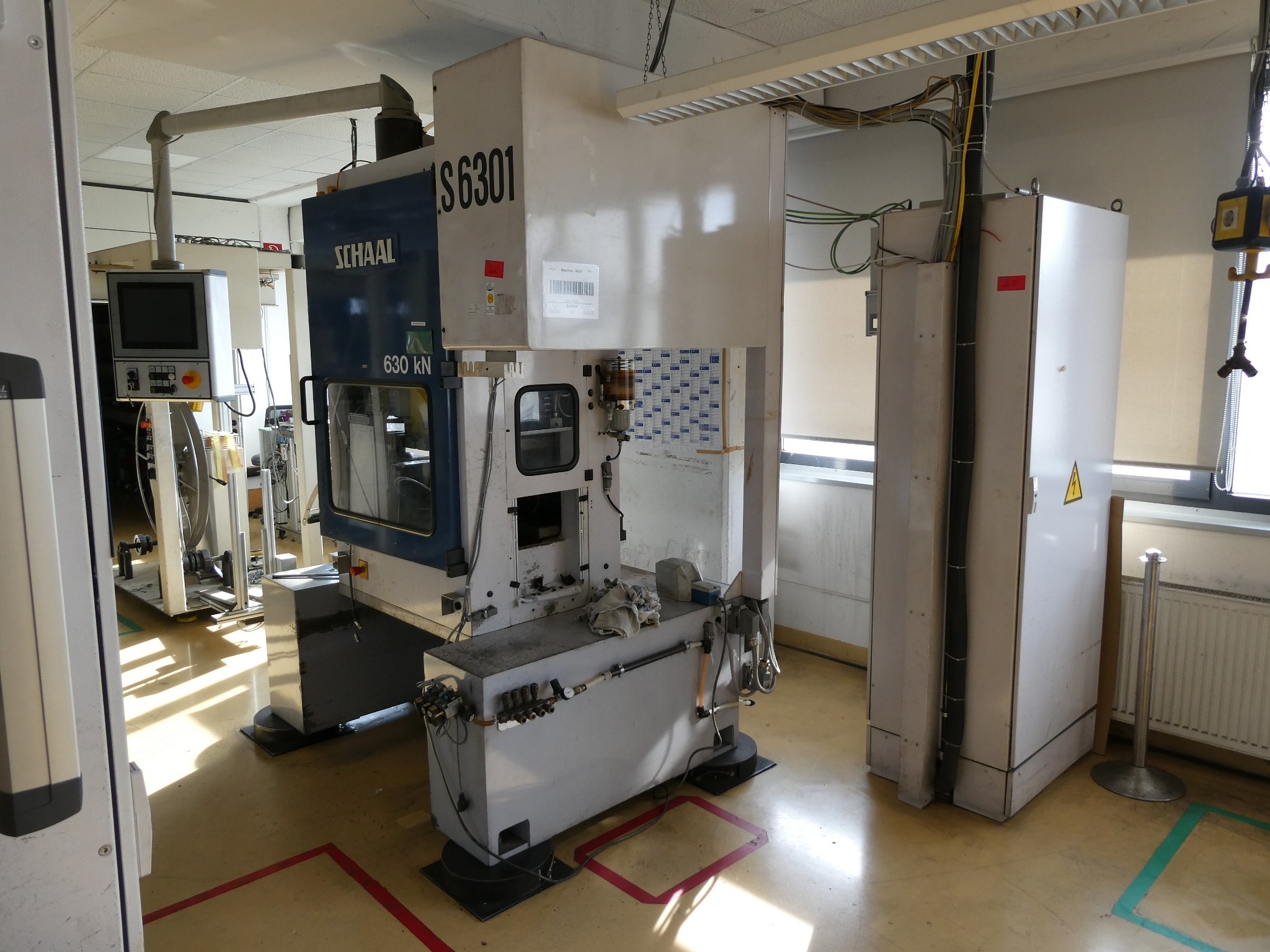 2 aukcje internetowe narzędzi, wykrawarek i urządzeń peryferyjnych-1