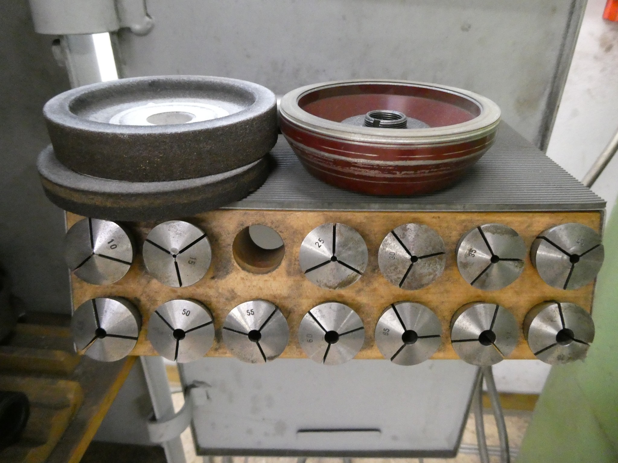 2 aukcje internetowe narzędzi, wykrawarek i urządzeń peryferyjnych-4