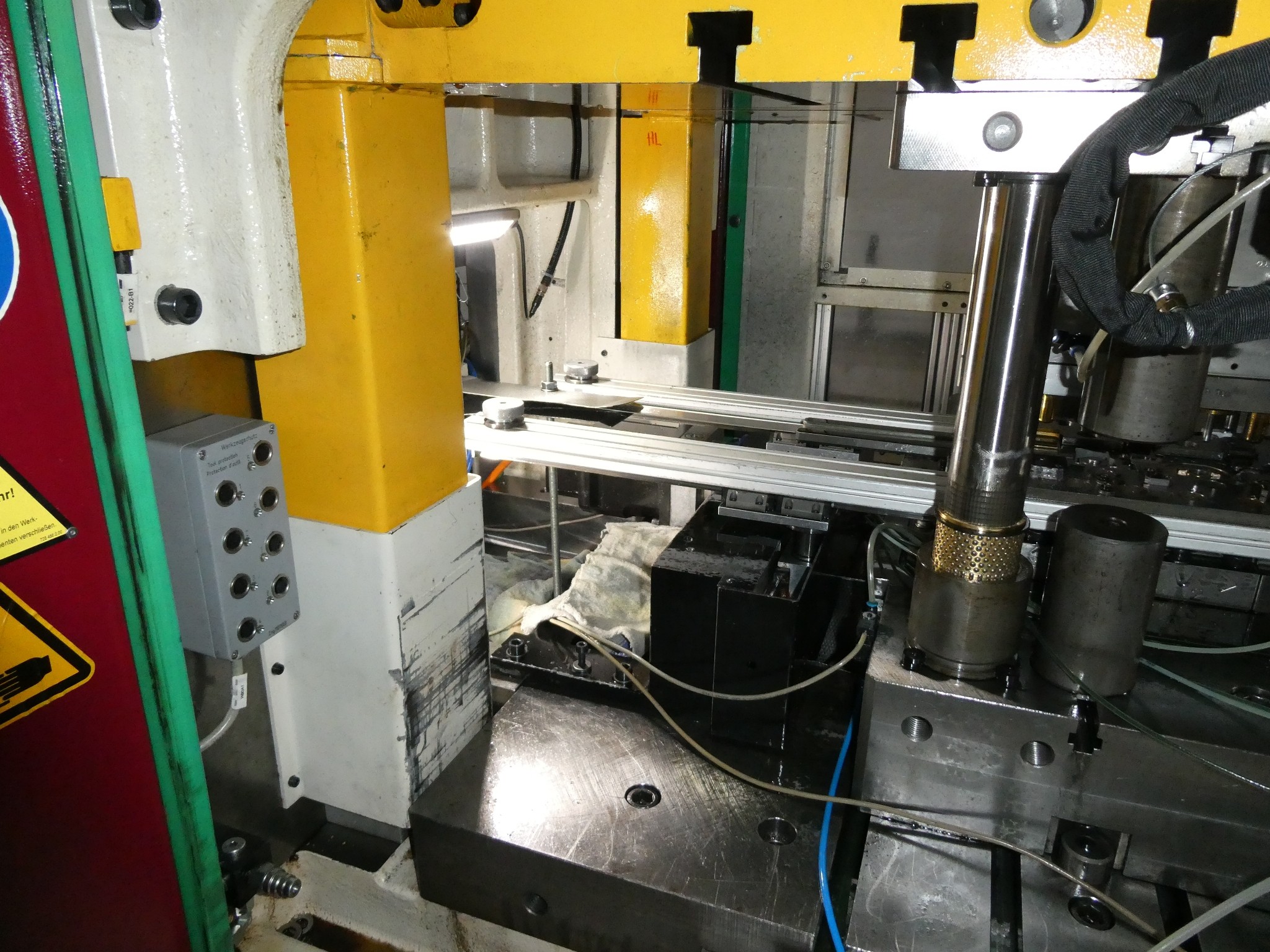 2 online aukce nářadí, děrovacích strojů a periferií-5