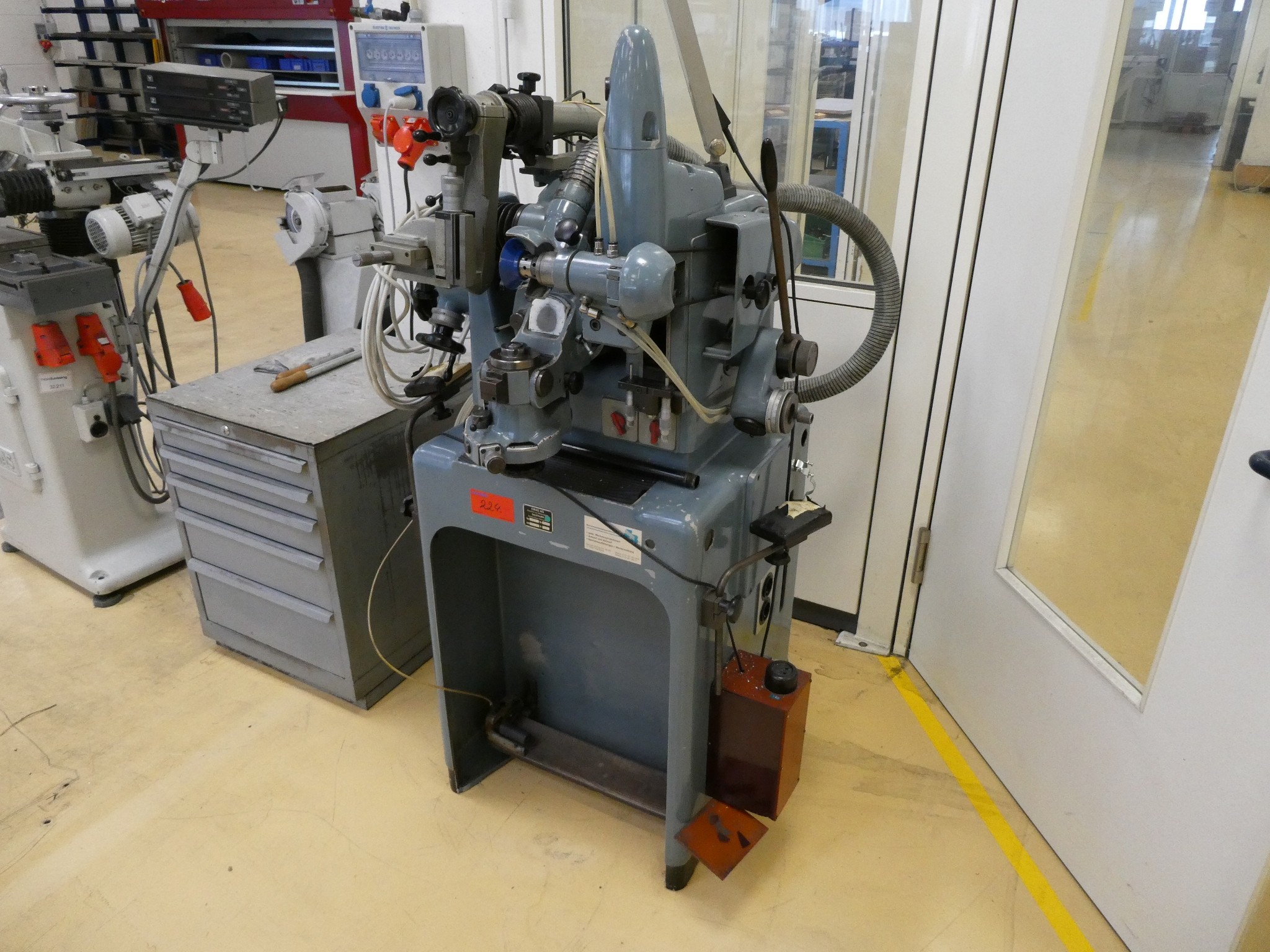 2 aukcje internetowe narzędzi, wykrawarek i urządzeń peryferyjnych-1