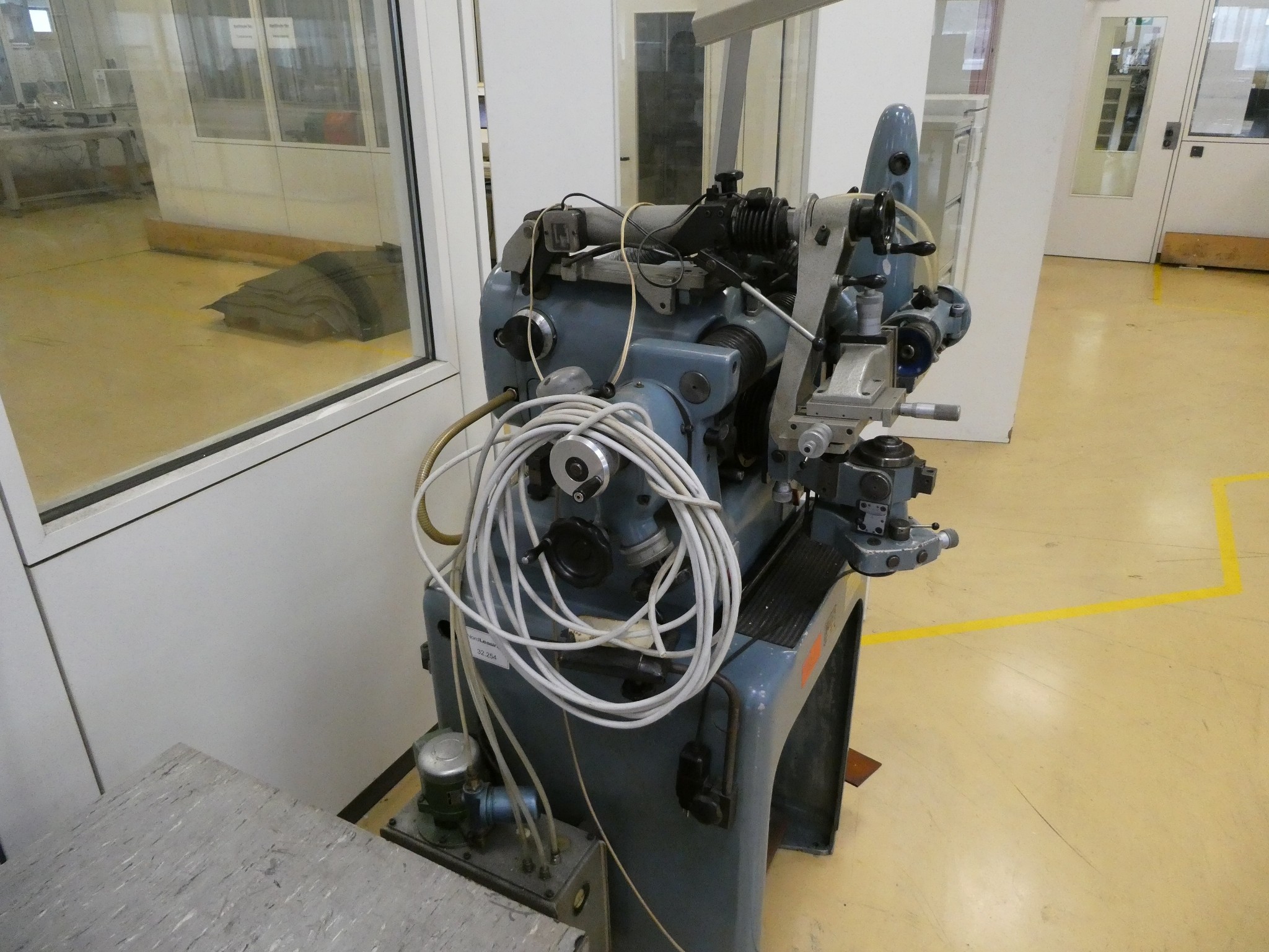 2 aukcje internetowe narzędzi, wykrawarek i urządzeń peryferyjnych-3