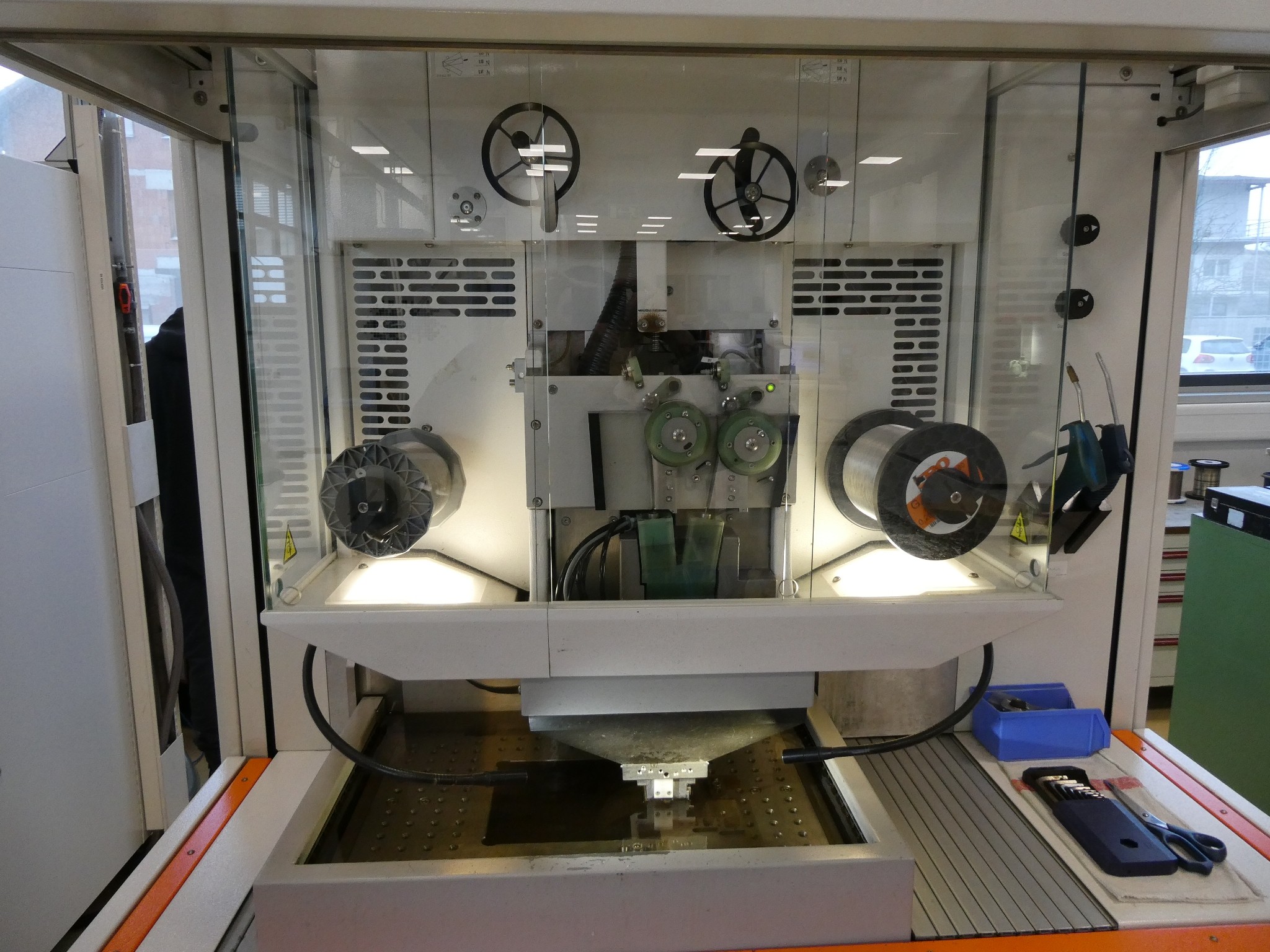 2 online aukce nářadí, děrovacích strojů a periferií-4