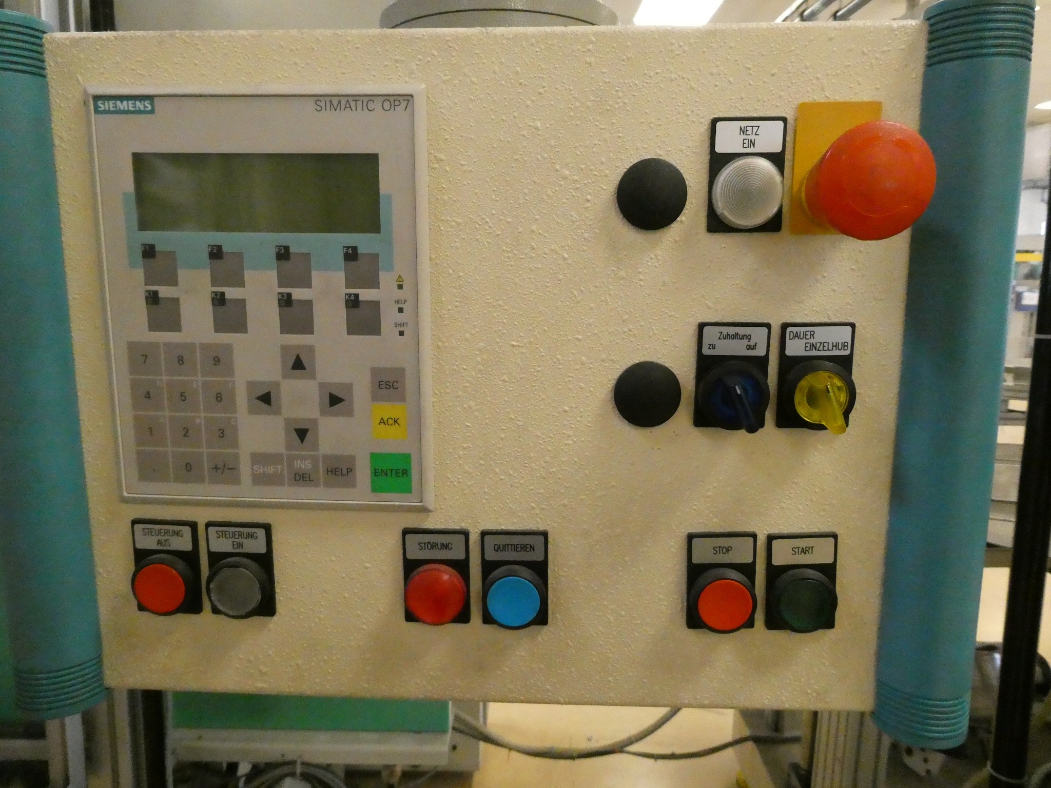 2 aukcje internetowe narzędzi, wykrawarek i urządzeń peryferyjnych-22