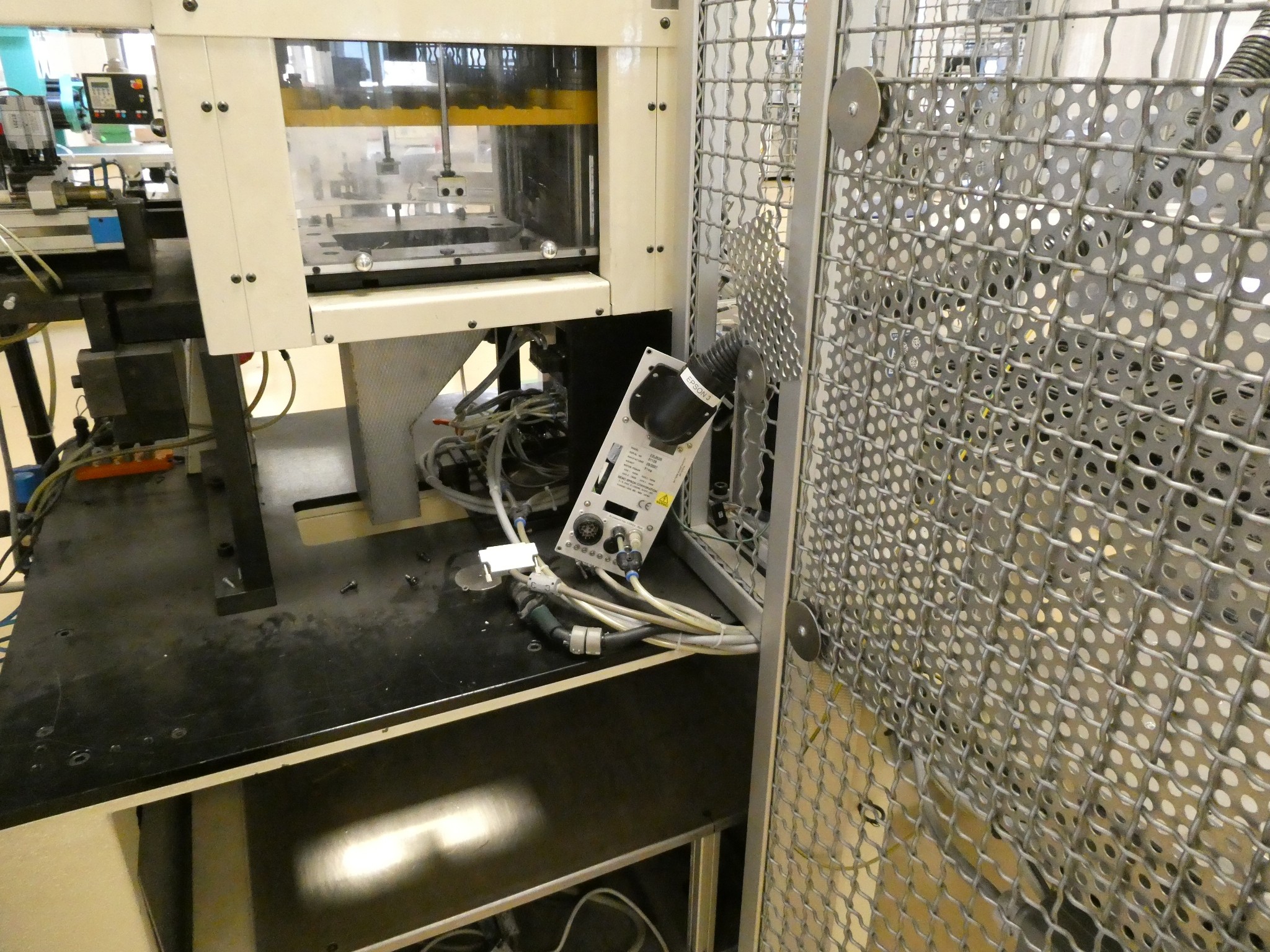 2 aukcje internetowe narzędzi, wykrawarek i urządzeń peryferyjnych-24