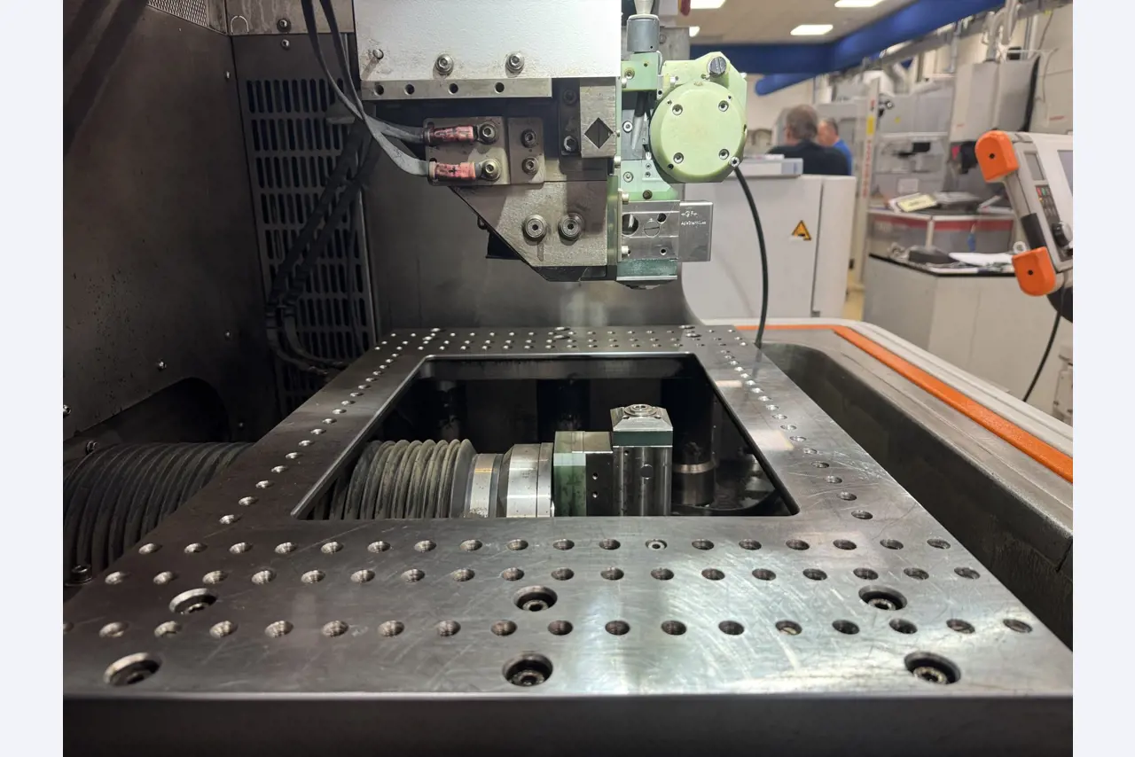 2 Online auctions of tools, punching machines and peripherals-11