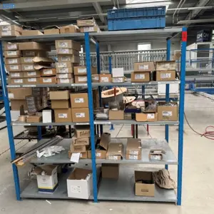 Rayonnage à tablettes