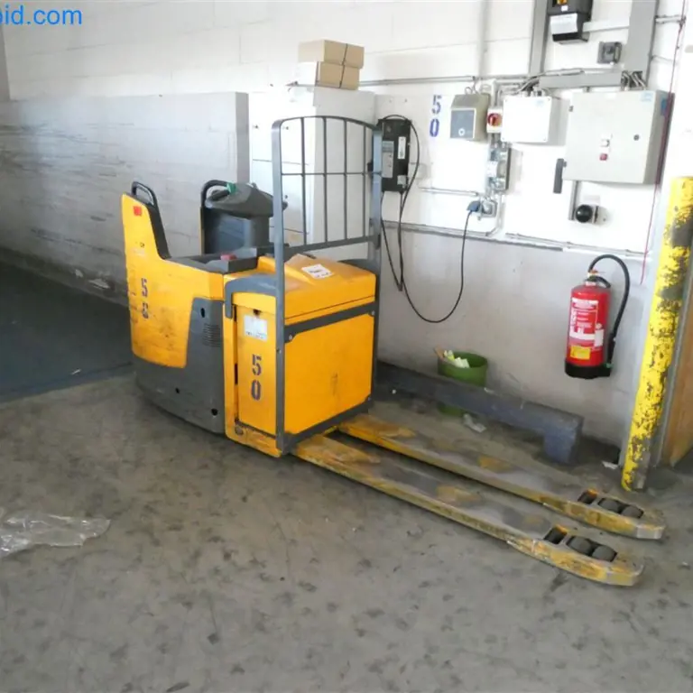 Low-floor electric pallet truck Jungheinrich ERE 225