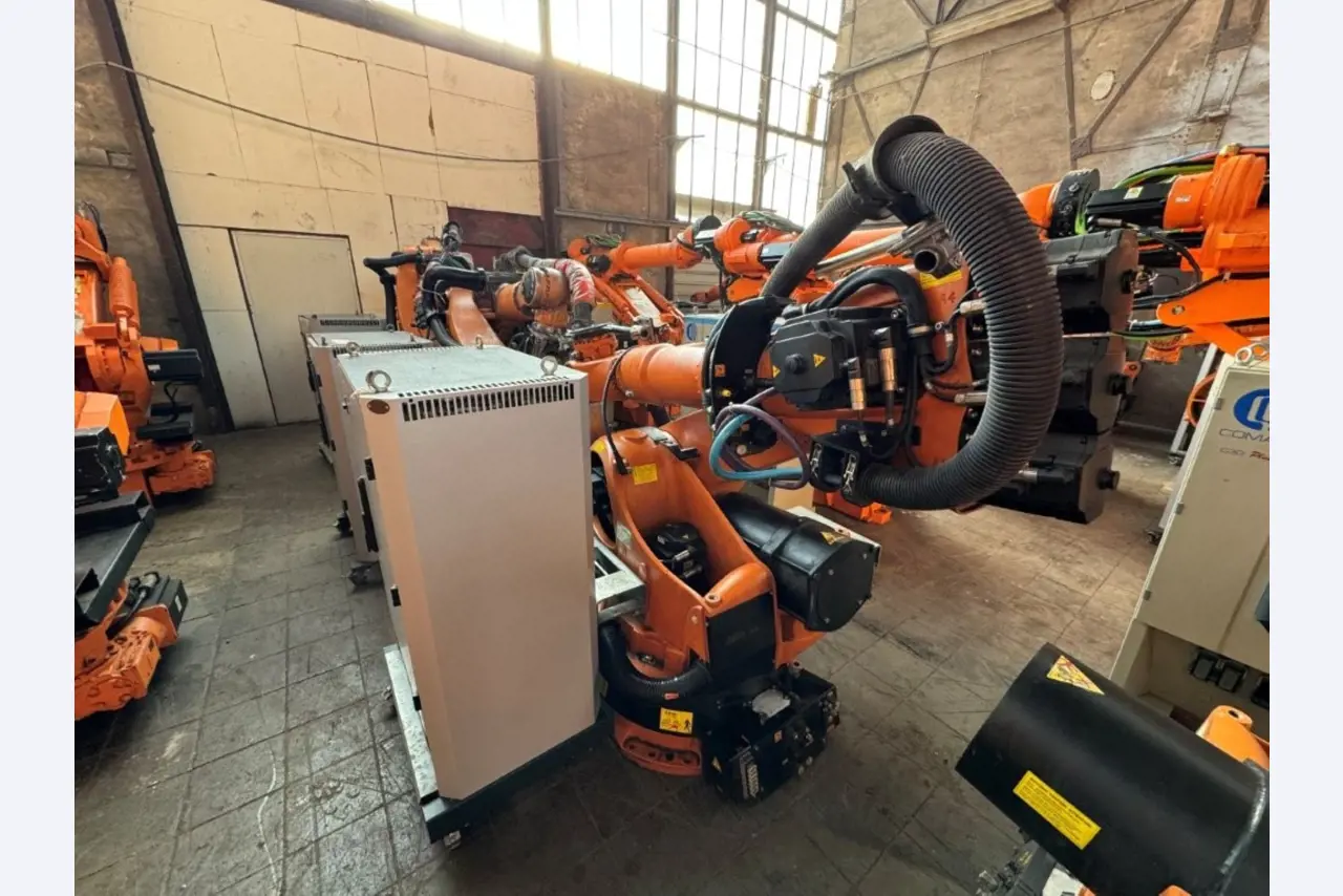 Robots, máquinas industriales y mercancías de Vulcast/Foundry-11