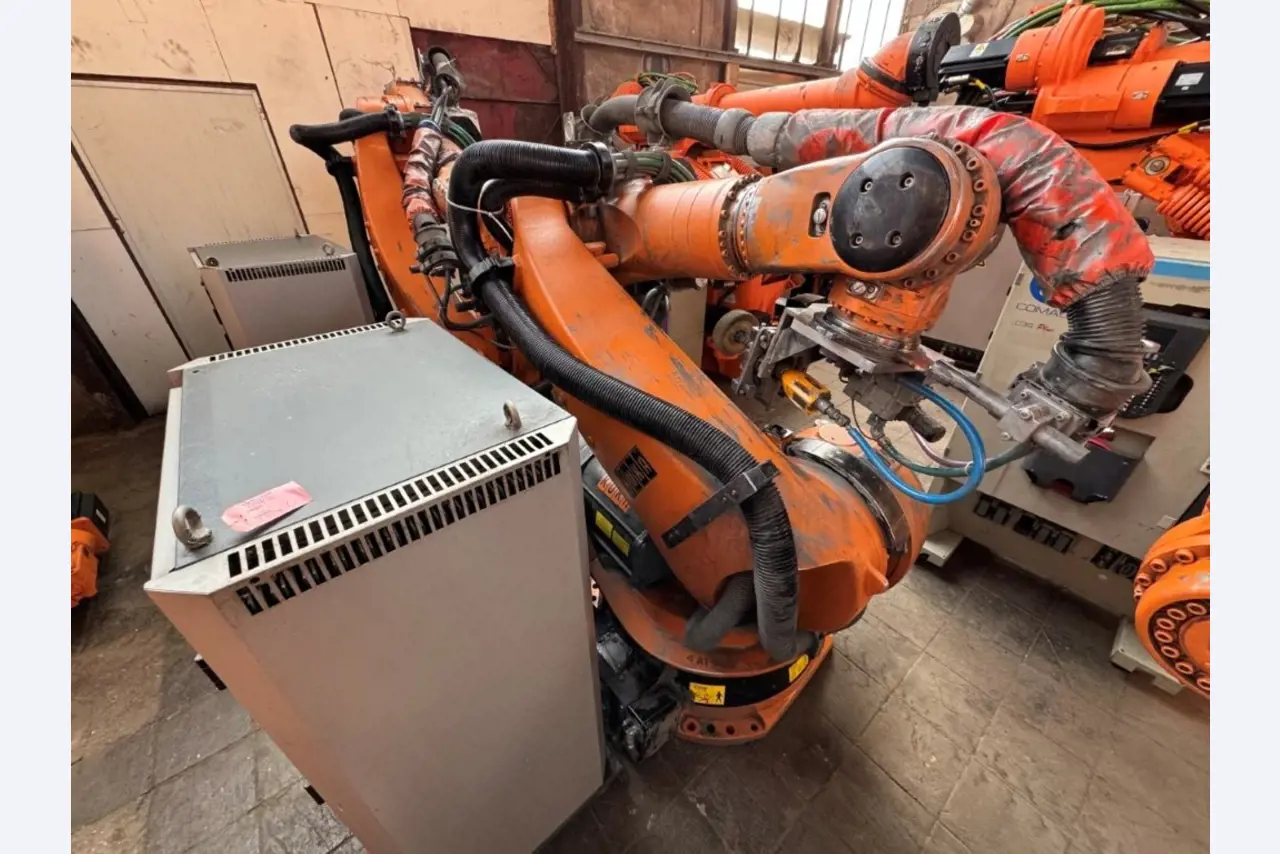 Robots, máquinas industriales y mercancías de Vulcast/Foundry-12