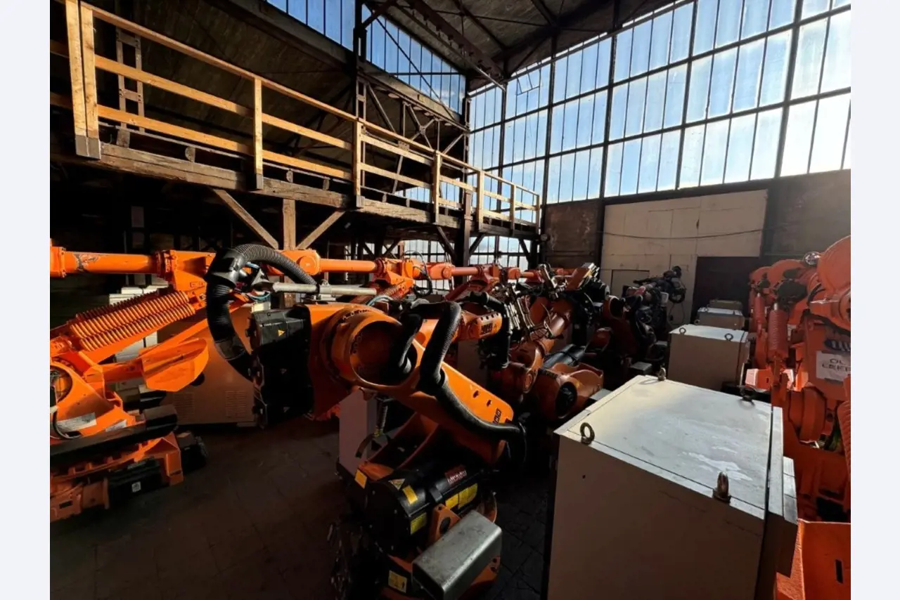 Robots, máquinas industriales y mercancías de Vulcast/Foundry-1