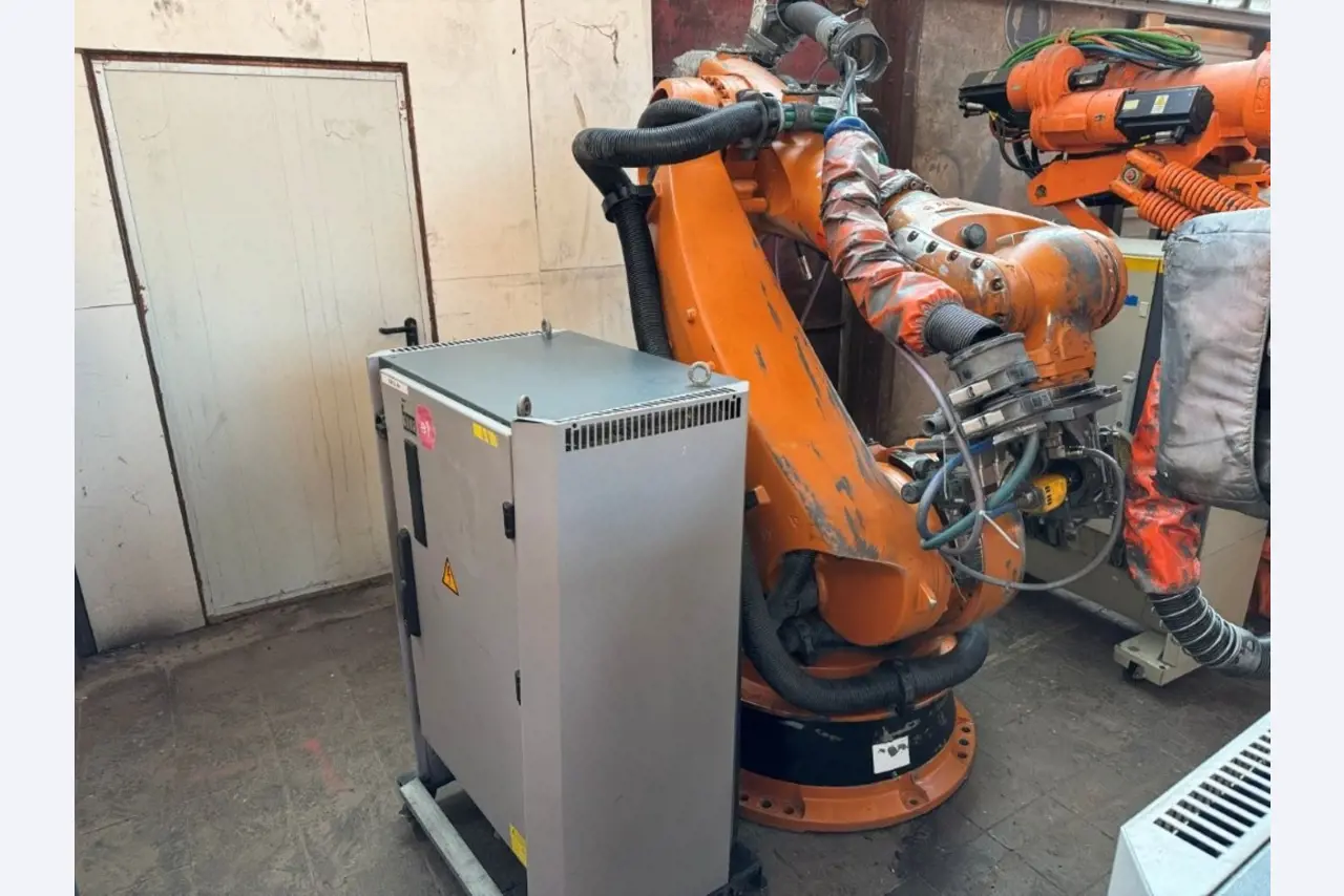 Robots, máquinas industriales y mercancías de Vulcast/Foundry-4