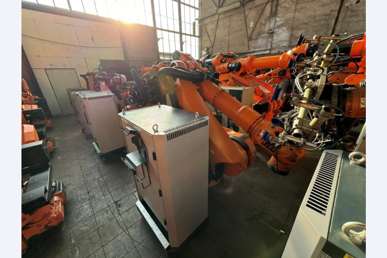 Robots, máquinas industriales y mercancías de Vulcast/Foundry-8