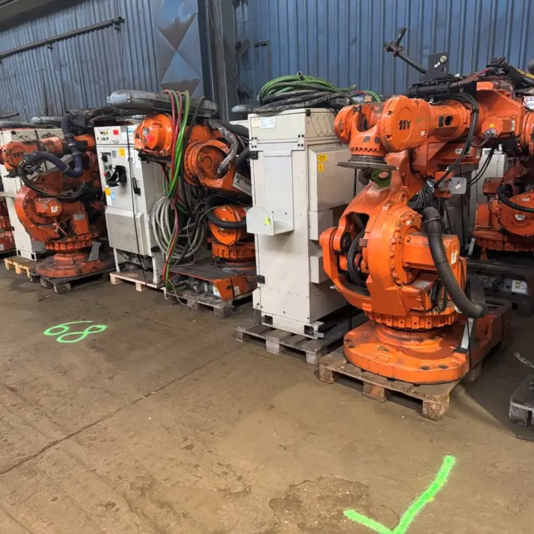 1 Posten Robots industriels (9 pièces) ABB