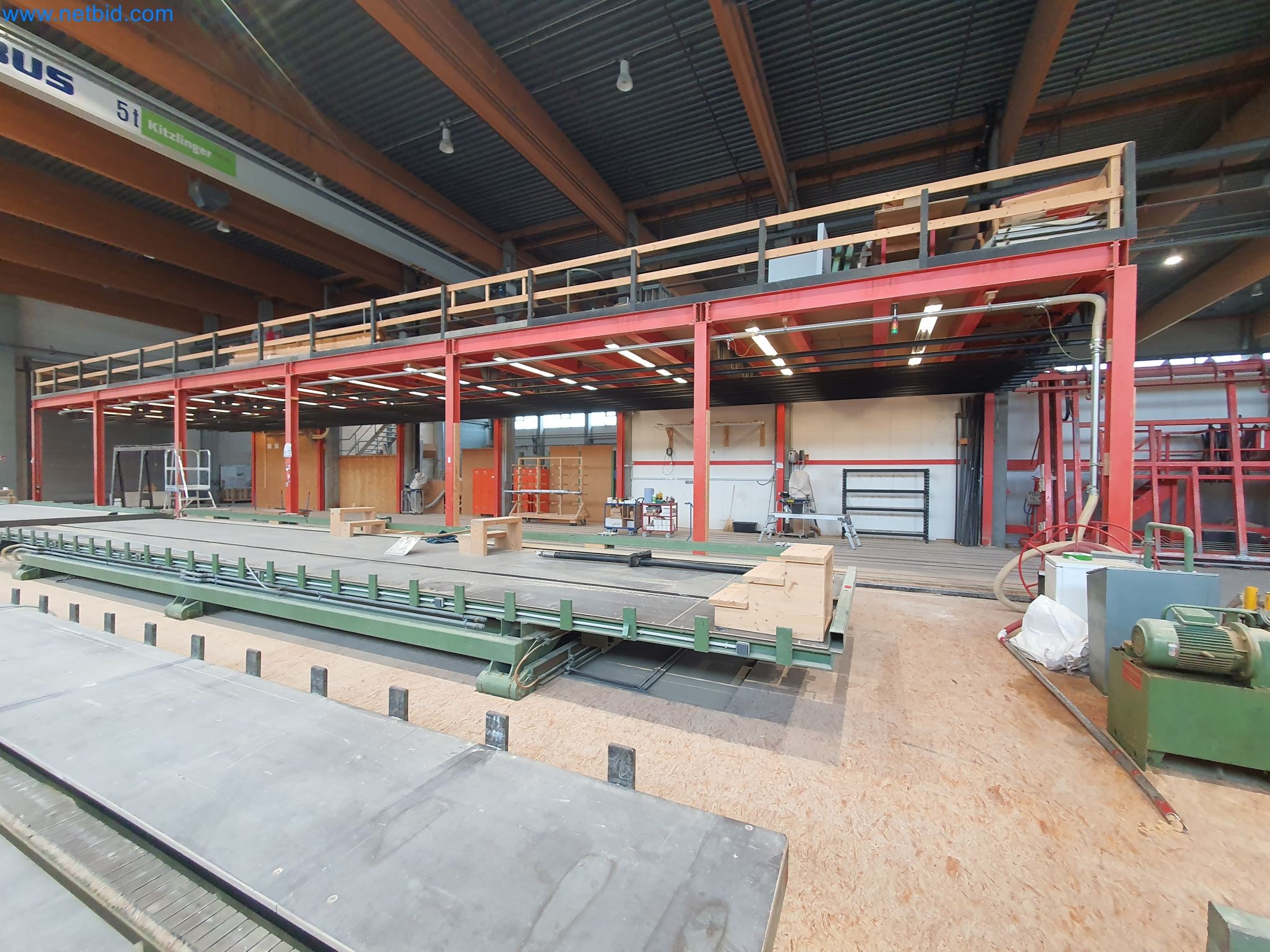 Máquinas para trabajar la madera y el metal y almacén de un fabricante de casas prefabricadas-1