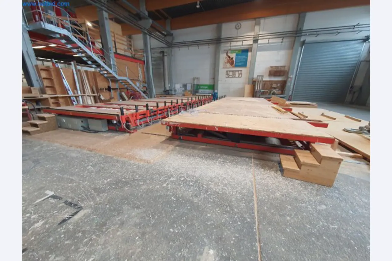 Holzbearbeitende- und metallbearbeitende Maschinen und Warenlager eines Fertighausherstellers -4