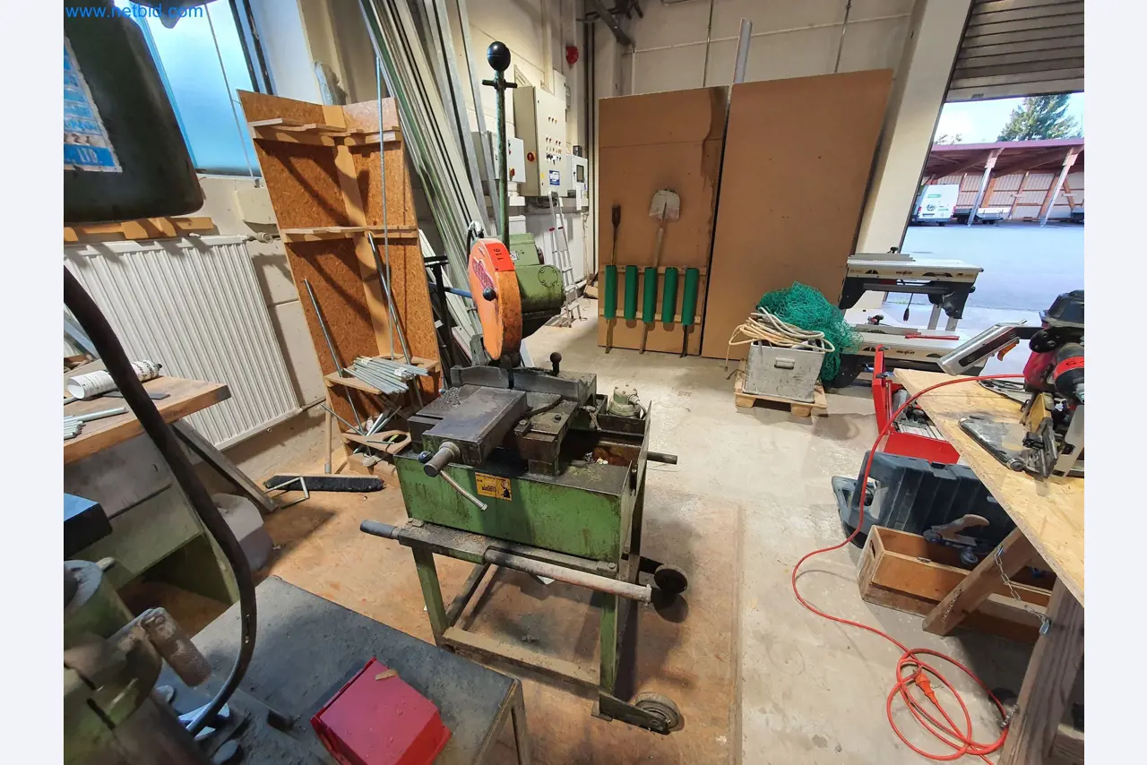 Holzbearbeitende- und metallbearbeitende Maschinen und Warenlager eines Fertighausherstellers -1