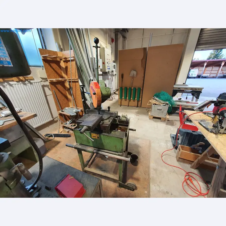 Holzbearbeitende- und metallbearbeitende Maschinen und Warenlager eines Fertighausherstellers -1