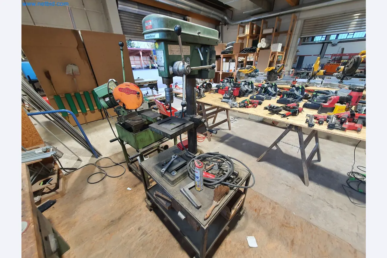 Holzbearbeitende- und metallbearbeitende Maschinen und Warenlager eines Fertighausherstellers -1