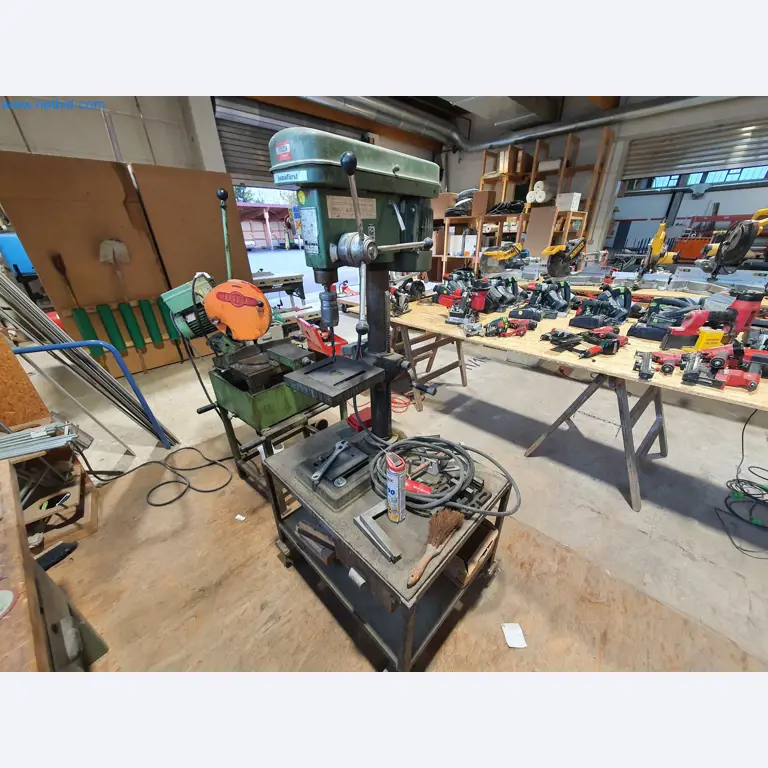 Holzbearbeitende- und metallbearbeitende Maschinen und Warenlager eines Fertighausherstellers -1