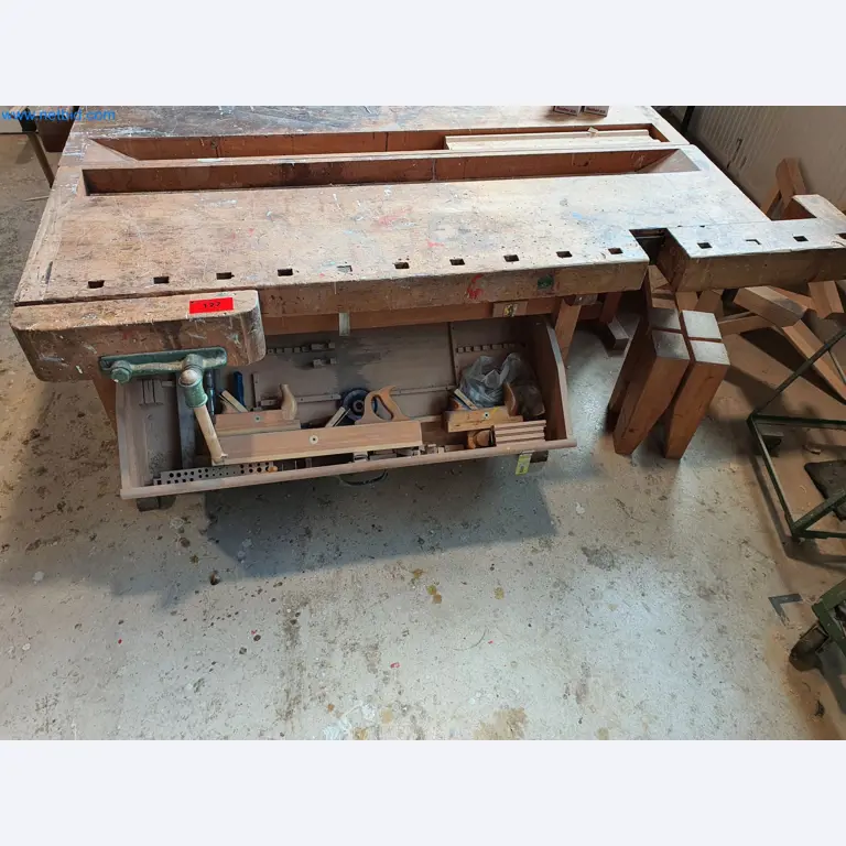 Holzbearbeitende- und metallbearbeitende Maschinen und Warenlager eines Fertighausherstellers -1