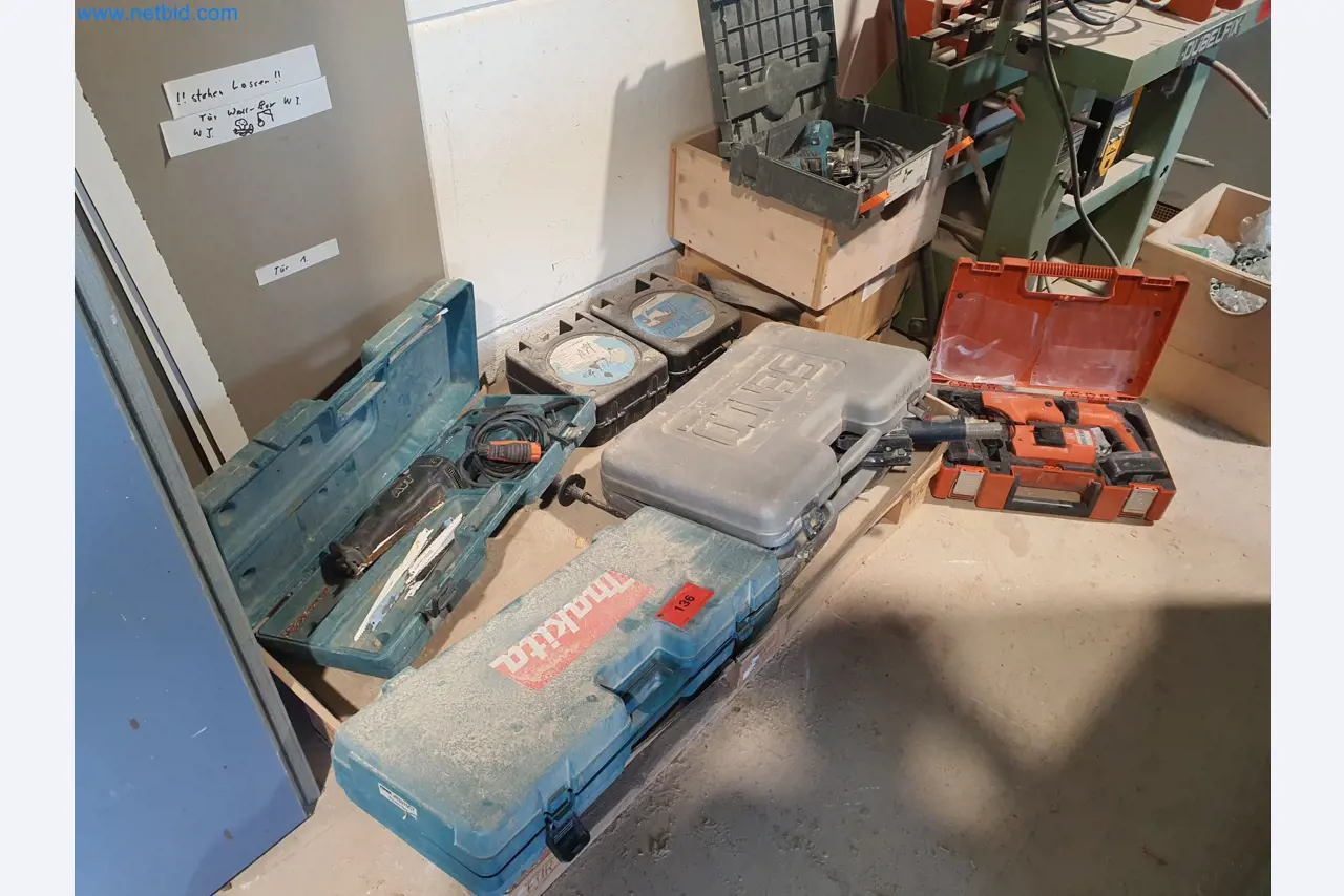 Holzbearbeitende- und metallbearbeitende Maschinen und Warenlager eines Fertighausherstellers -1