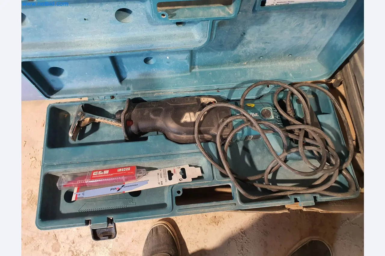 Holzbearbeitende- und metallbearbeitende Maschinen und Warenlager eines Fertighausherstellers -2