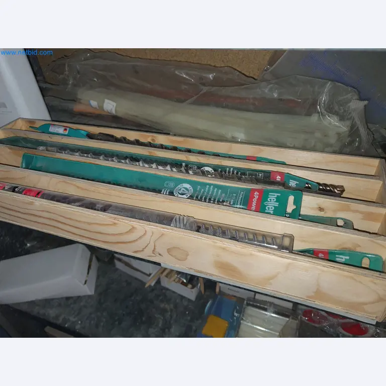 Holzbearbeitende- und metallbearbeitende Maschinen und Warenlager eines Fertighausherstellers -3