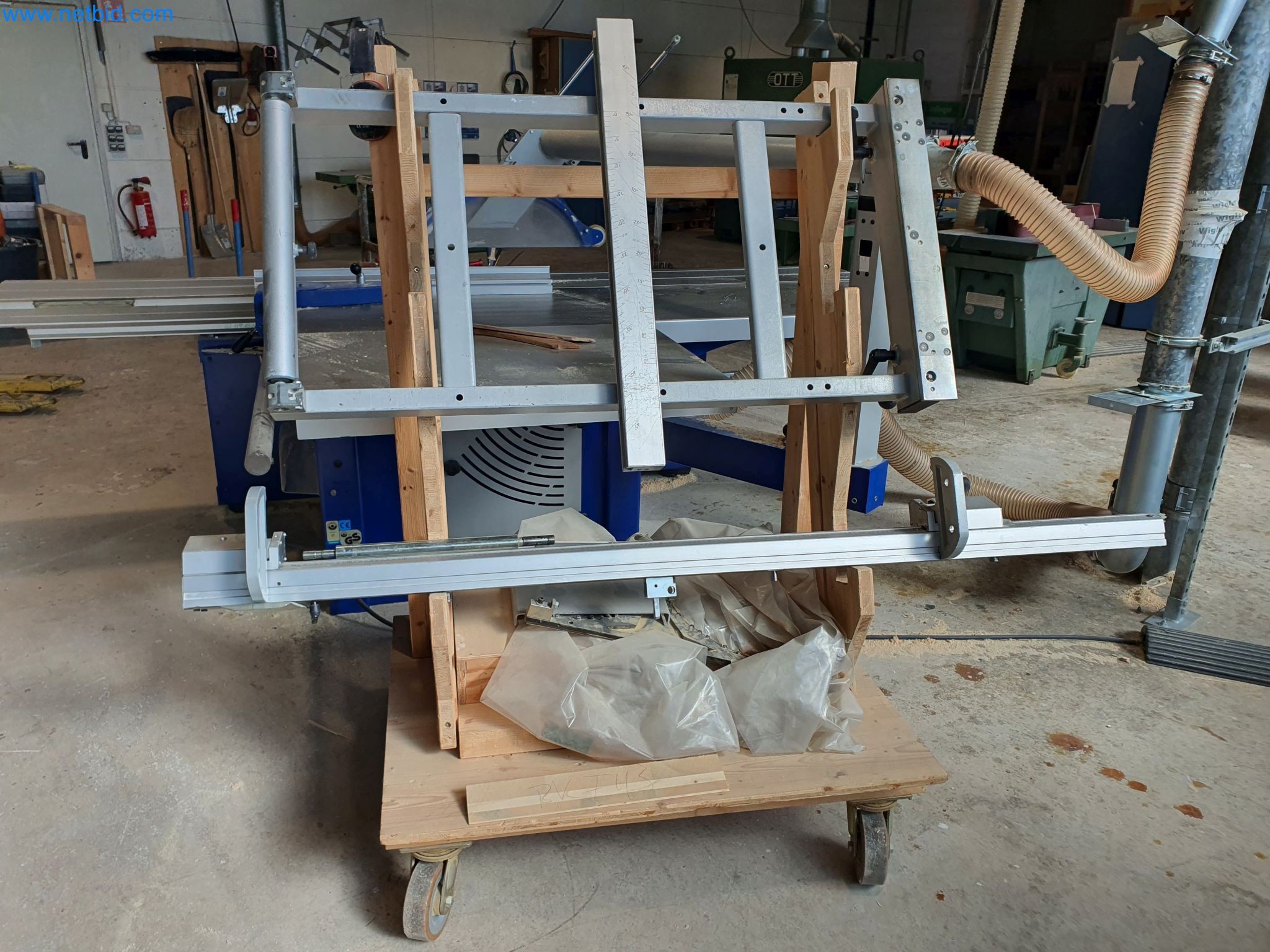 Holzbearbeitende- und metallbearbeitende Maschinen und Warenlager eines Fertighausherstellers -6