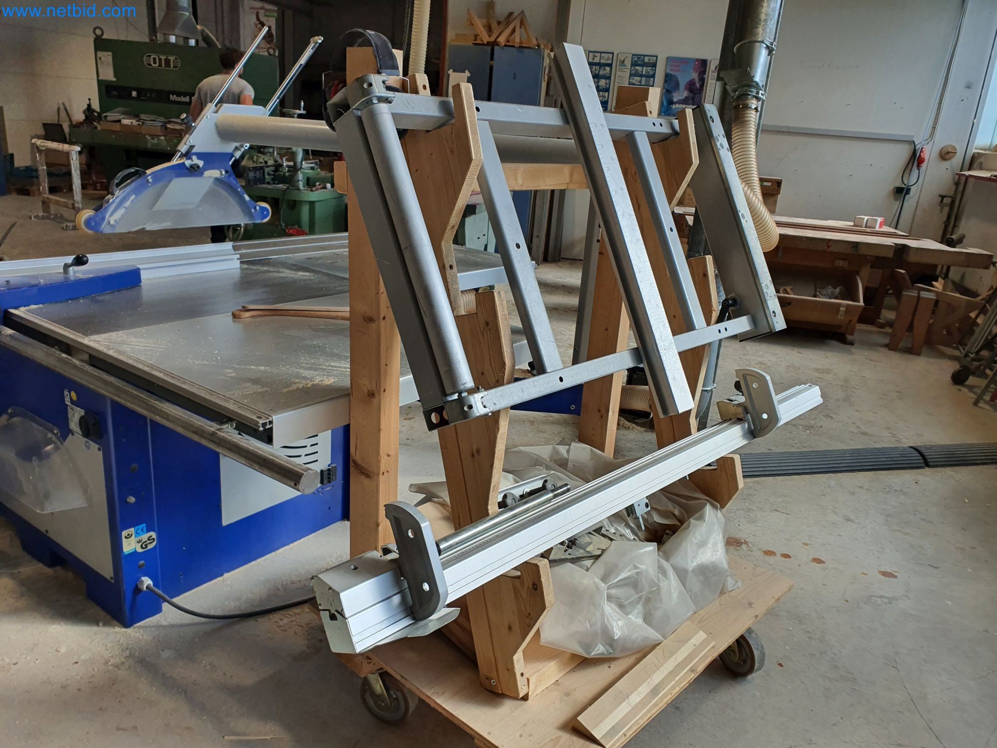 Holzbearbeitende- und metallbearbeitende Maschinen und Warenlager eines Fertighausherstellers -7