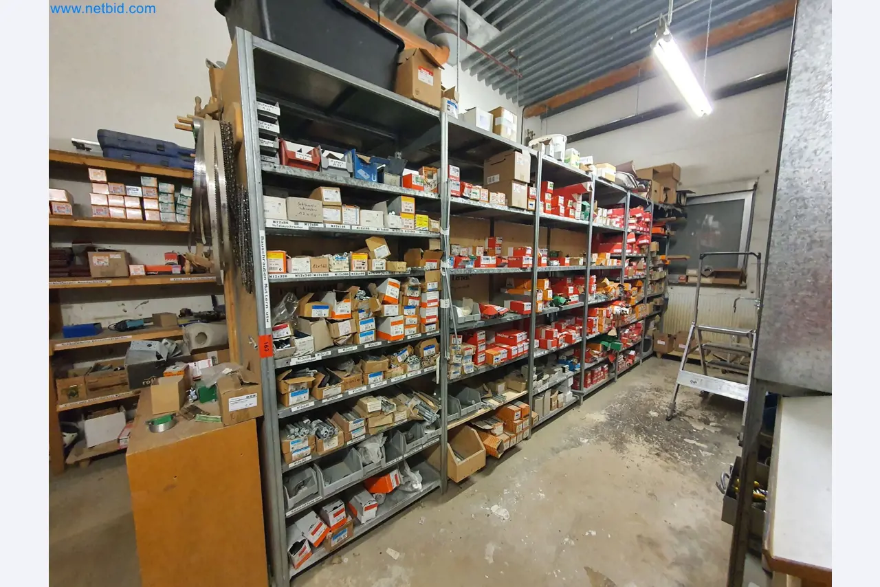 Holzbearbeitende- und metallbearbeitende Maschinen und Warenlager eines Fertighausherstellers -1