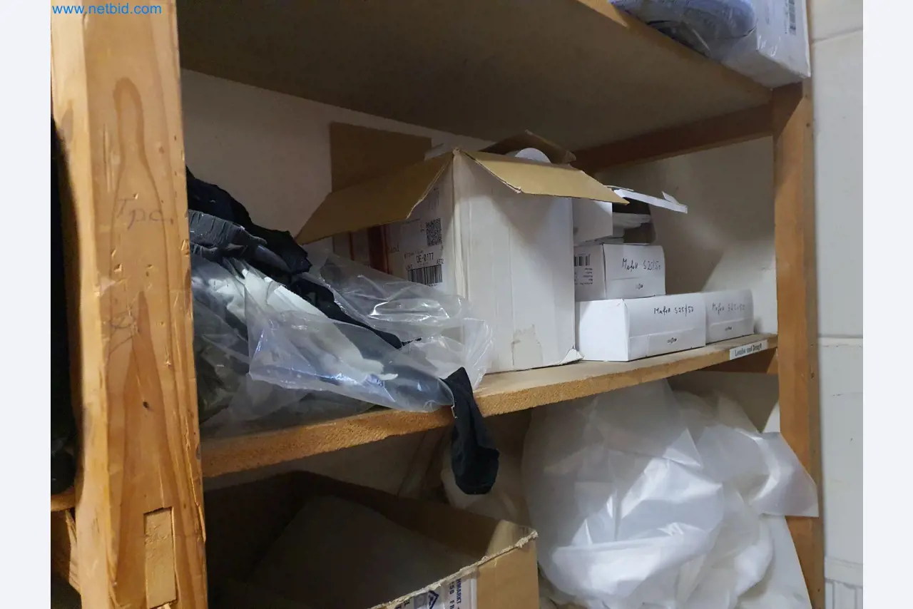 Holzbearbeitende- und metallbearbeitende Maschinen und Warenlager eines Fertighausherstellers -13