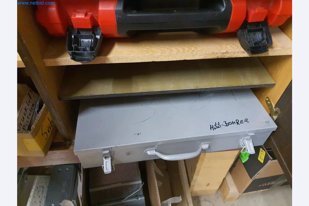 Holzbearbeitende- und metallbearbeitende Maschinen und Warenlager eines Fertighausherstellers -16