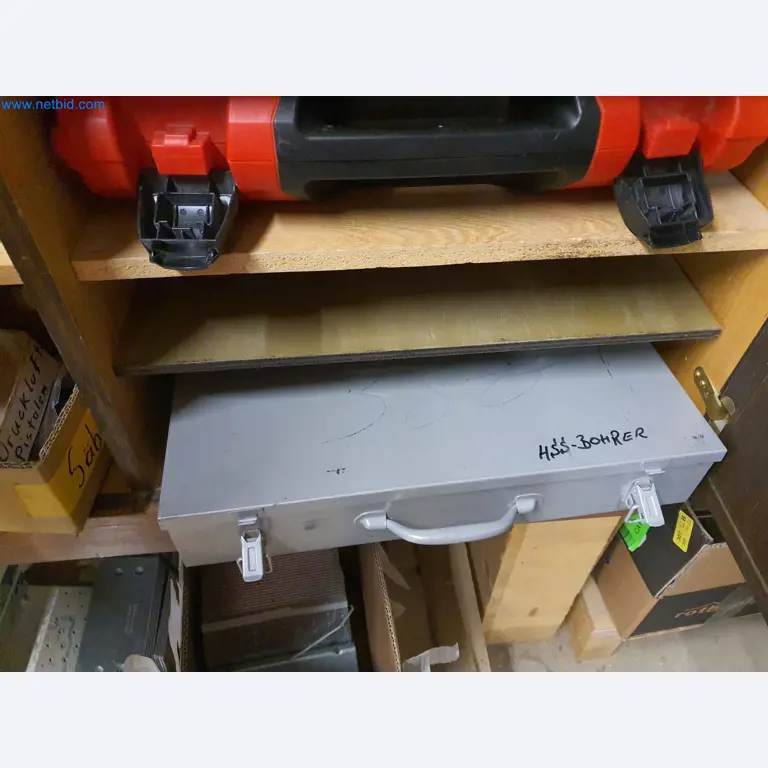 Holzbearbeitende- und metallbearbeitende Maschinen und Warenlager eines Fertighausherstellers -16