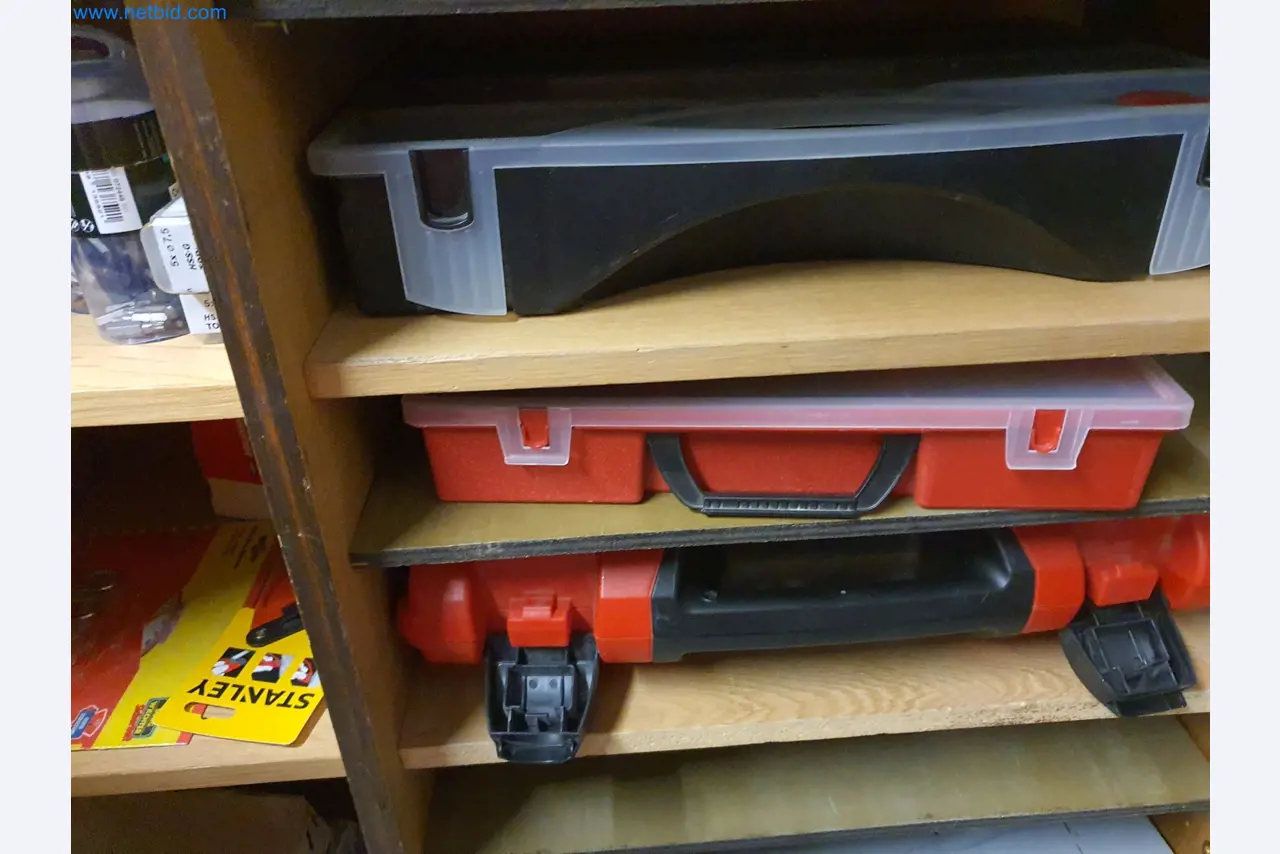 Holzbearbeitende- und metallbearbeitende Maschinen und Warenlager eines Fertighausherstellers -17