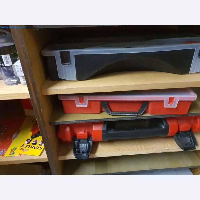 Holzbearbeitende- und metallbearbeitende Maschinen und Warenlager eines Fertighausherstellers -17