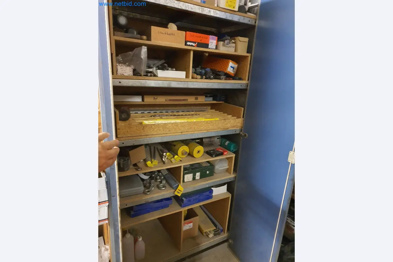 Holzbearbeitende- und metallbearbeitende Maschinen und Warenlager eines Fertighausherstellers -1