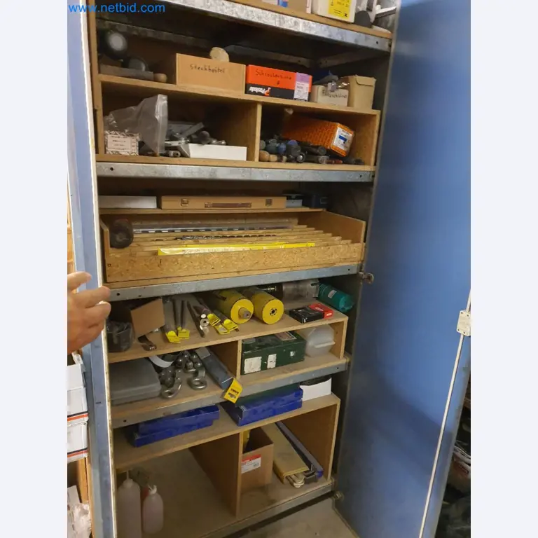 Holzbearbeitende- und metallbearbeitende Maschinen und Warenlager eines Fertighausherstellers -1