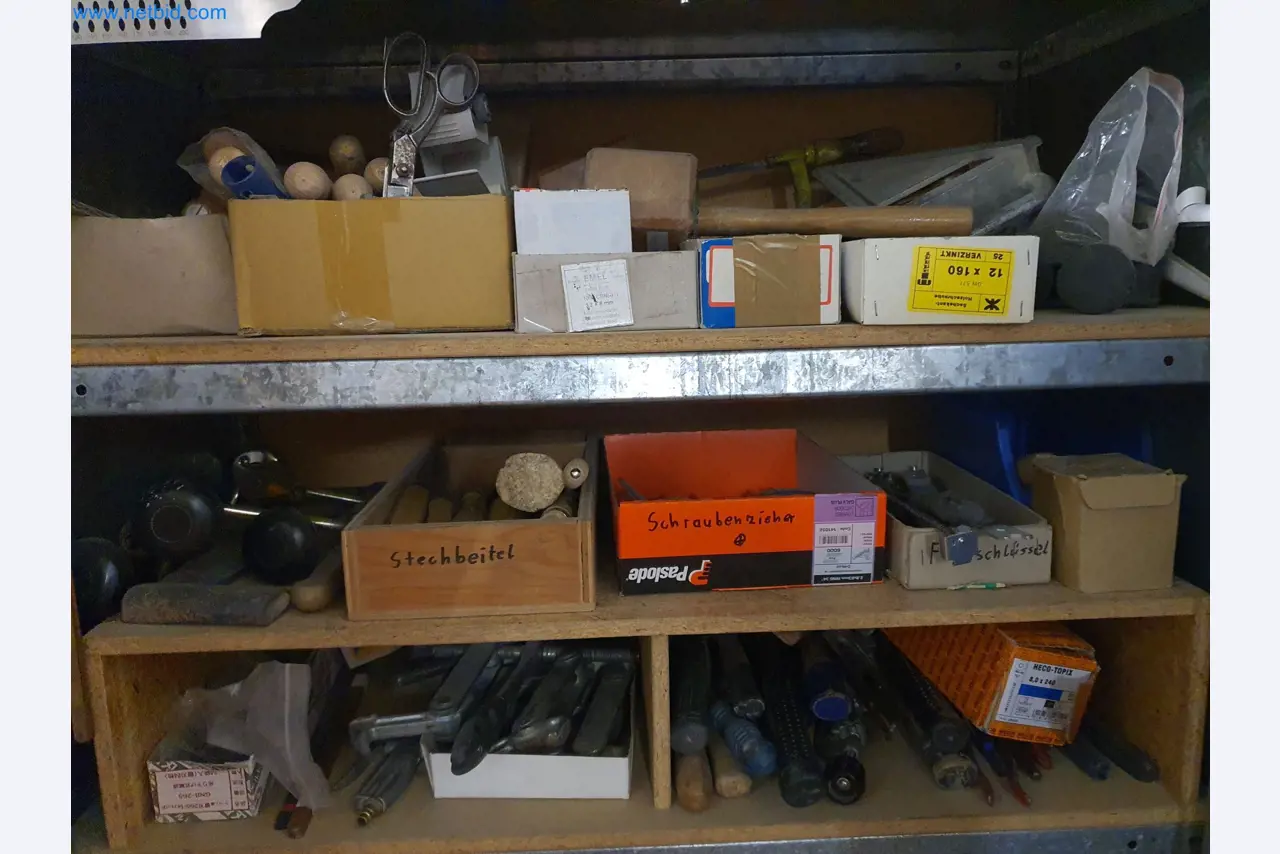 Holzbearbeitende- und metallbearbeitende Maschinen und Warenlager eines Fertighausherstellers -2